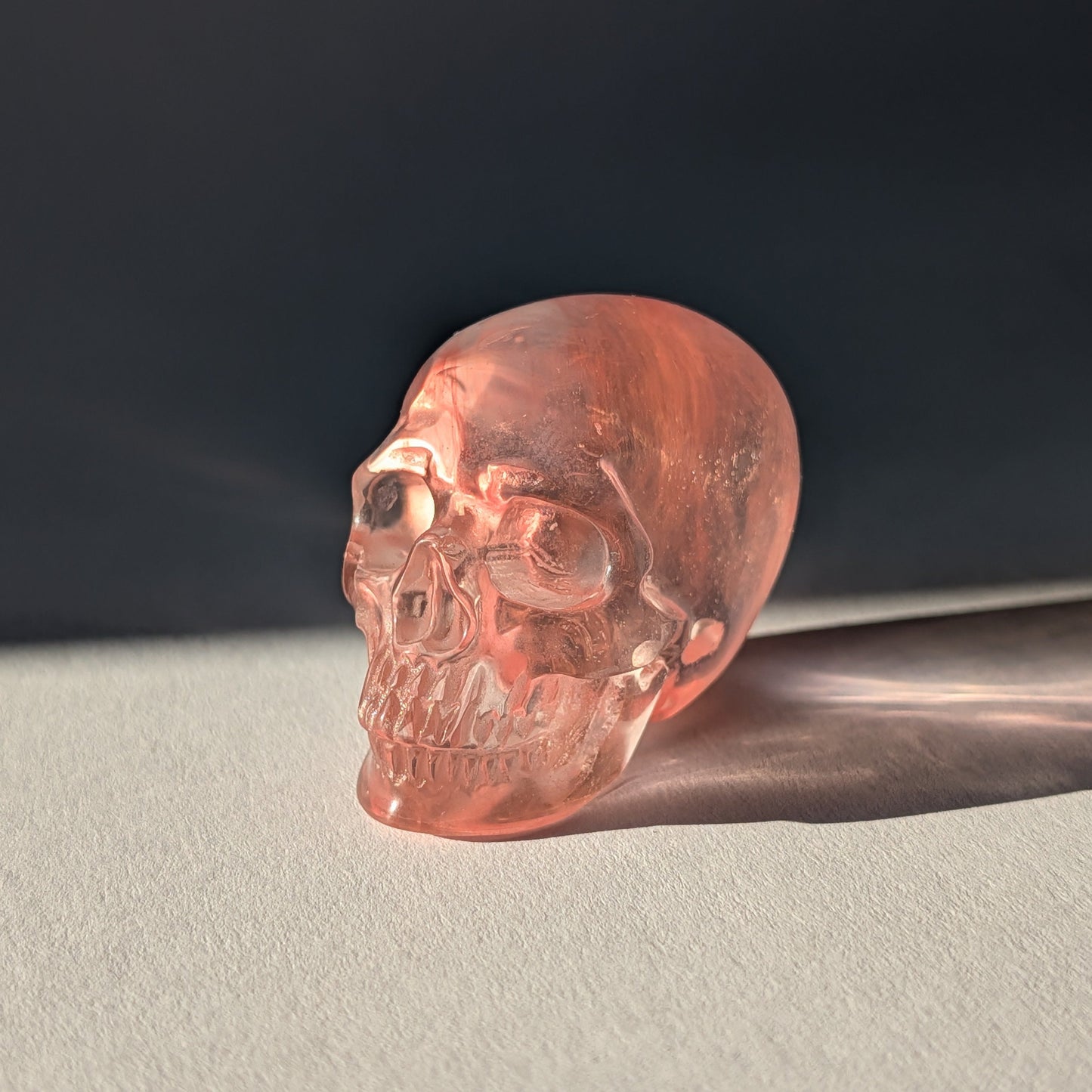 Kristallschädel Devus Kirschquarz 71g rot transparent