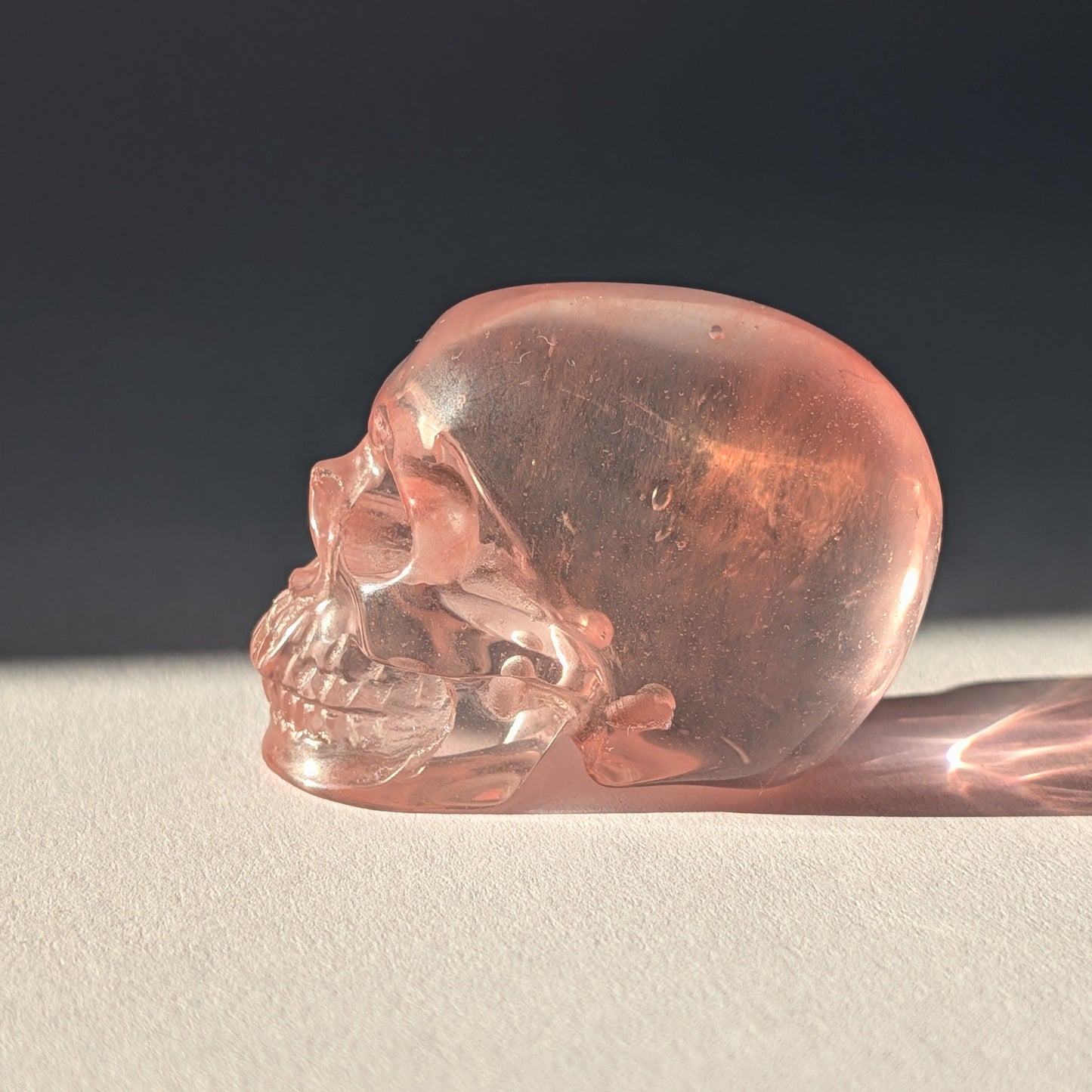 Kristallschädel Devus Kirschquarz 71g rot transparent