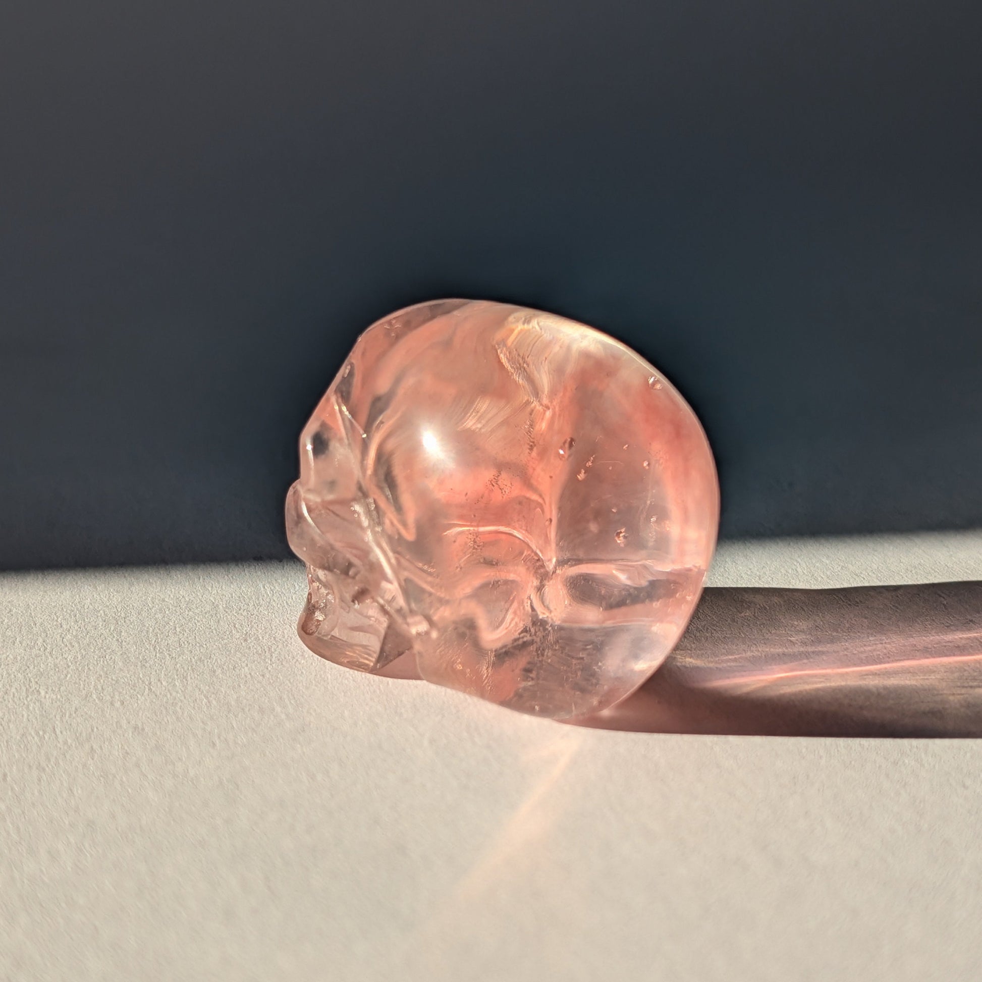 Kristallschädel Devus Kirschquarz 71g rot transparent