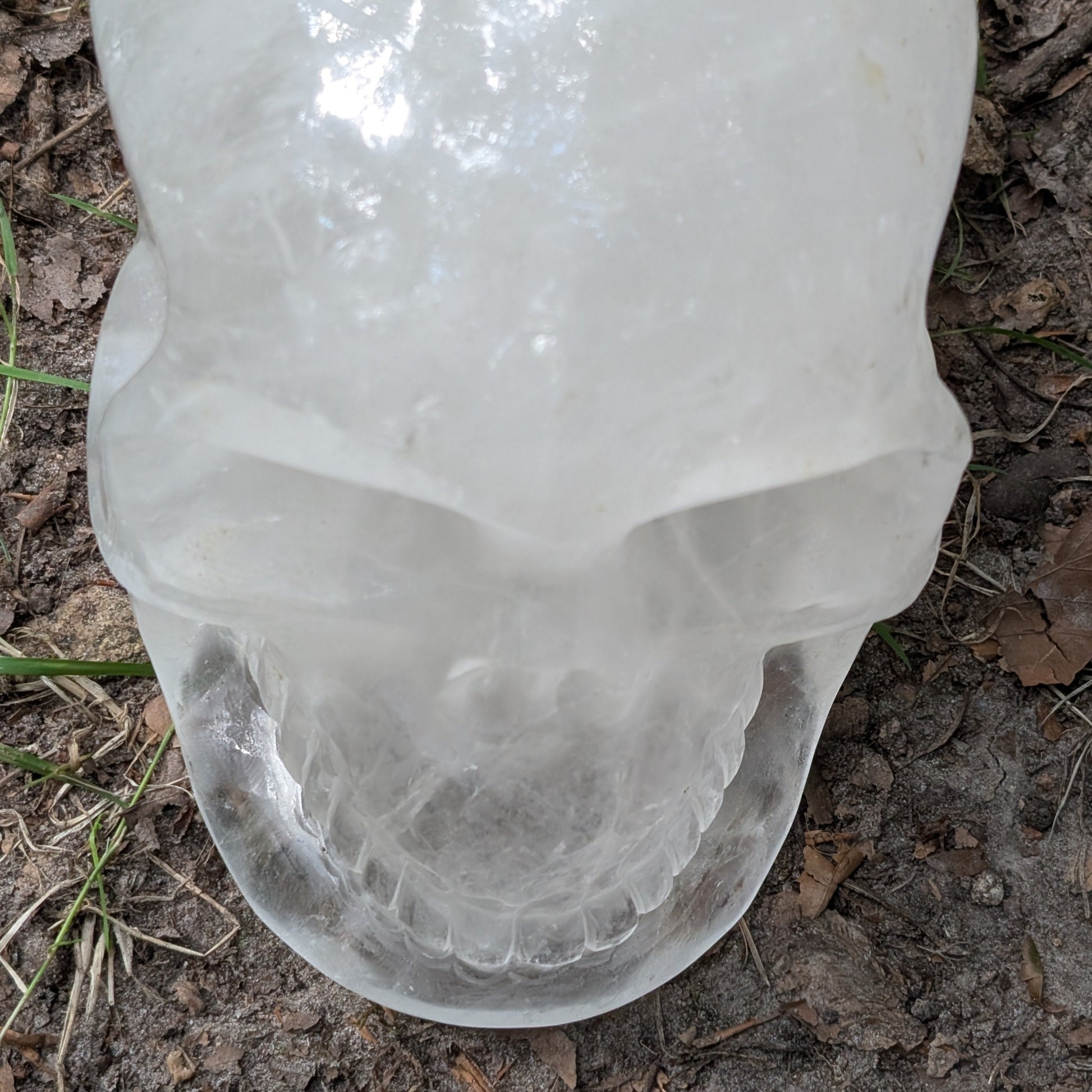 Kristallschädel "Dhanvantari" aus milchigem Quarz.