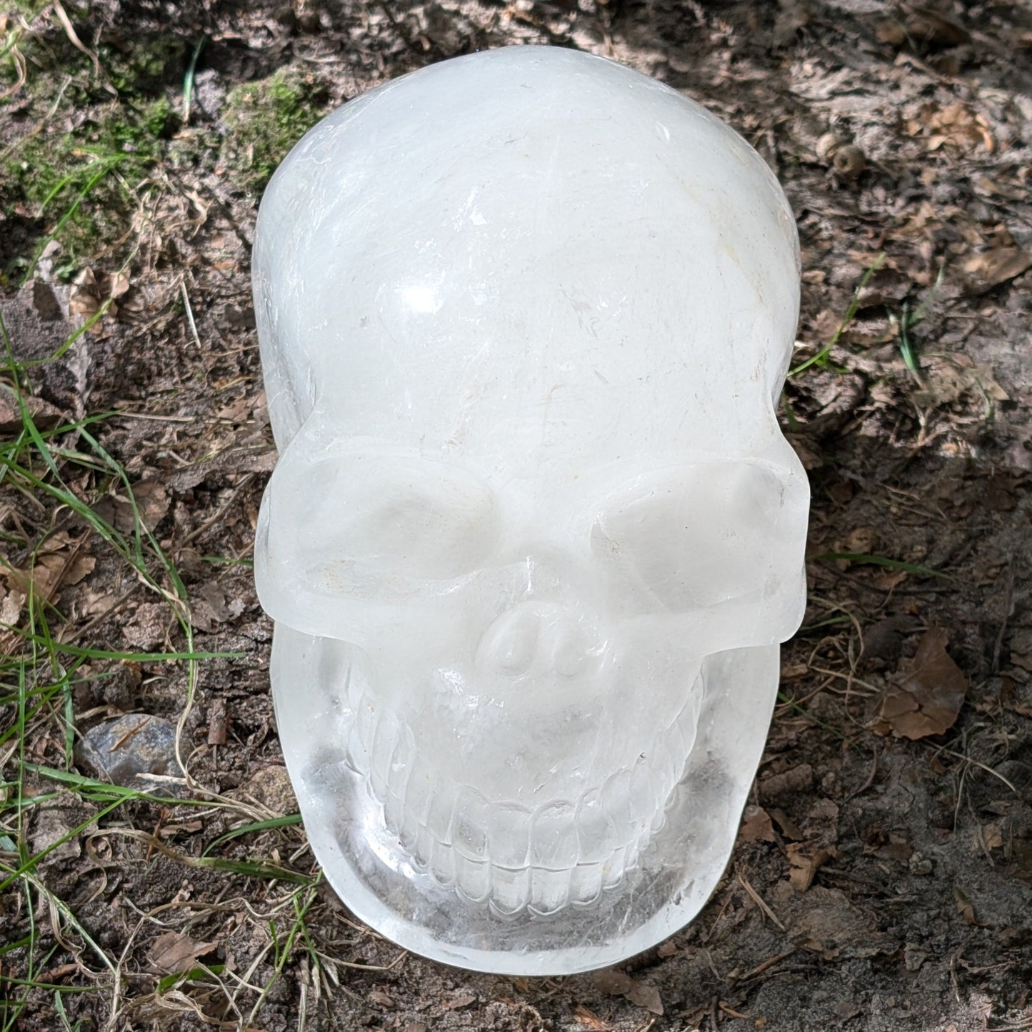 Kristallschädel "Dhanvantari" aus milchigem Quarz.