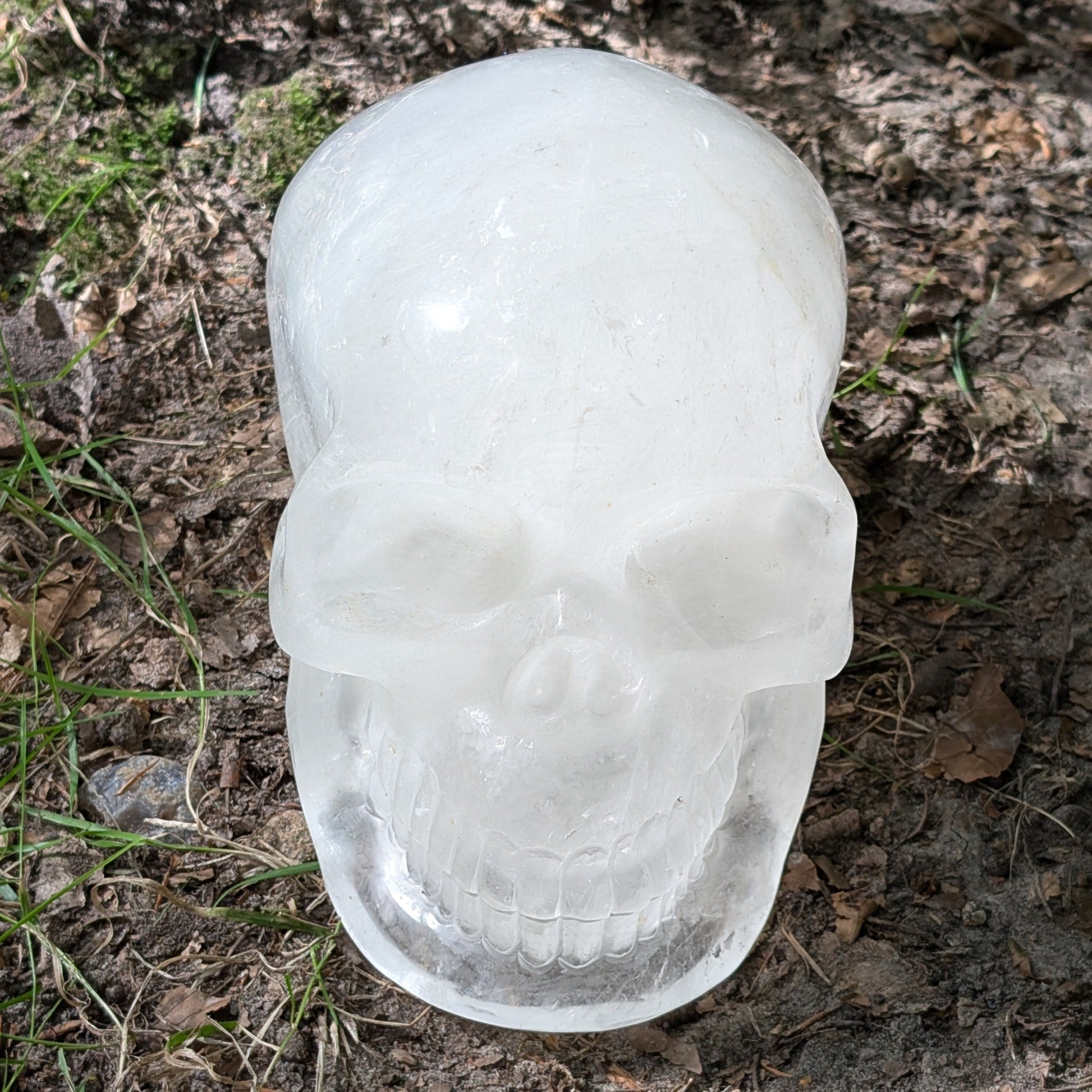 Kristallschädel "Dhanvantari" aus milchigem Quarz.