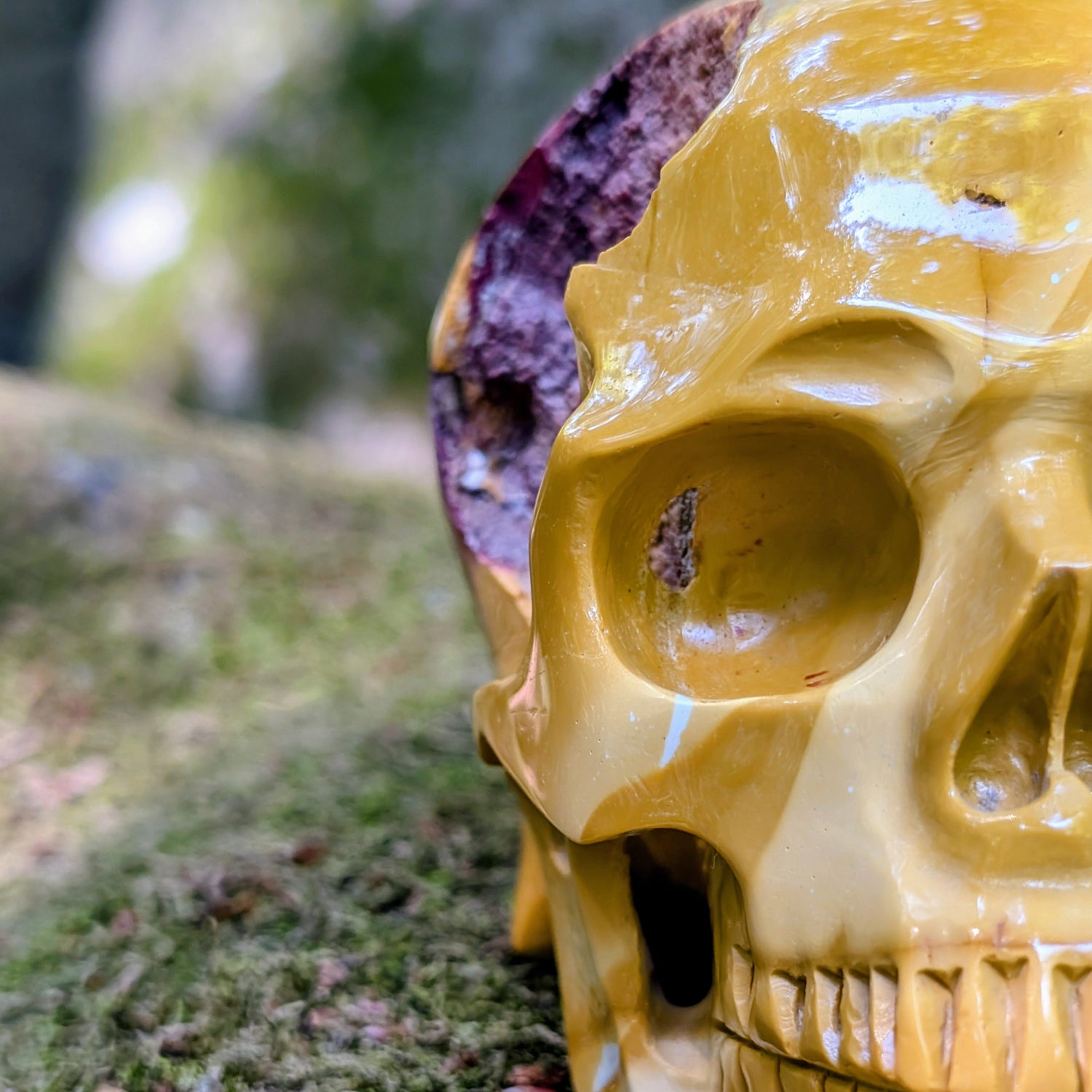 Kristallschädel "Erdenwanderer" aus Buntem Mookait mit erdigen Farben.