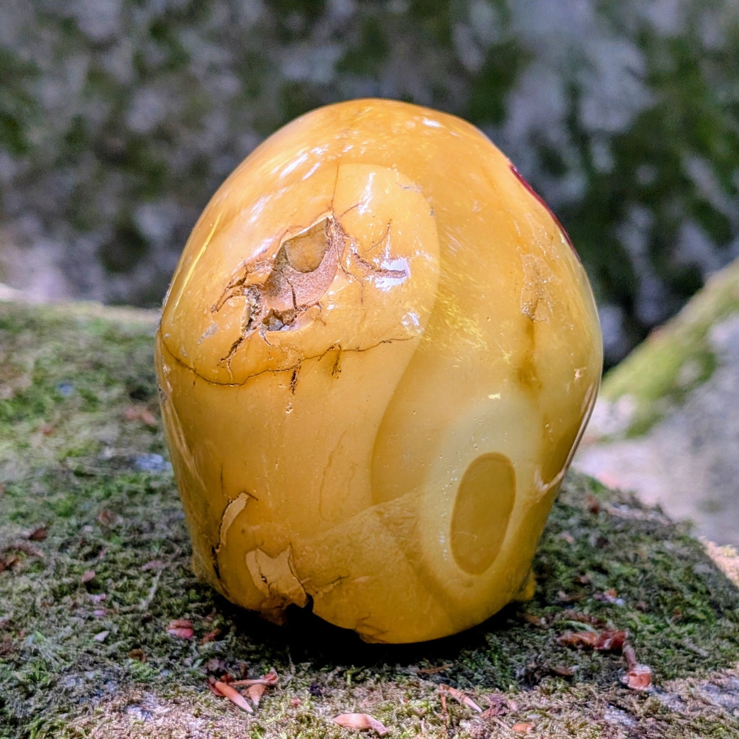 Kristallschädel "Erdenwanderer" aus Buntem Mookait mit erdigen Farben.