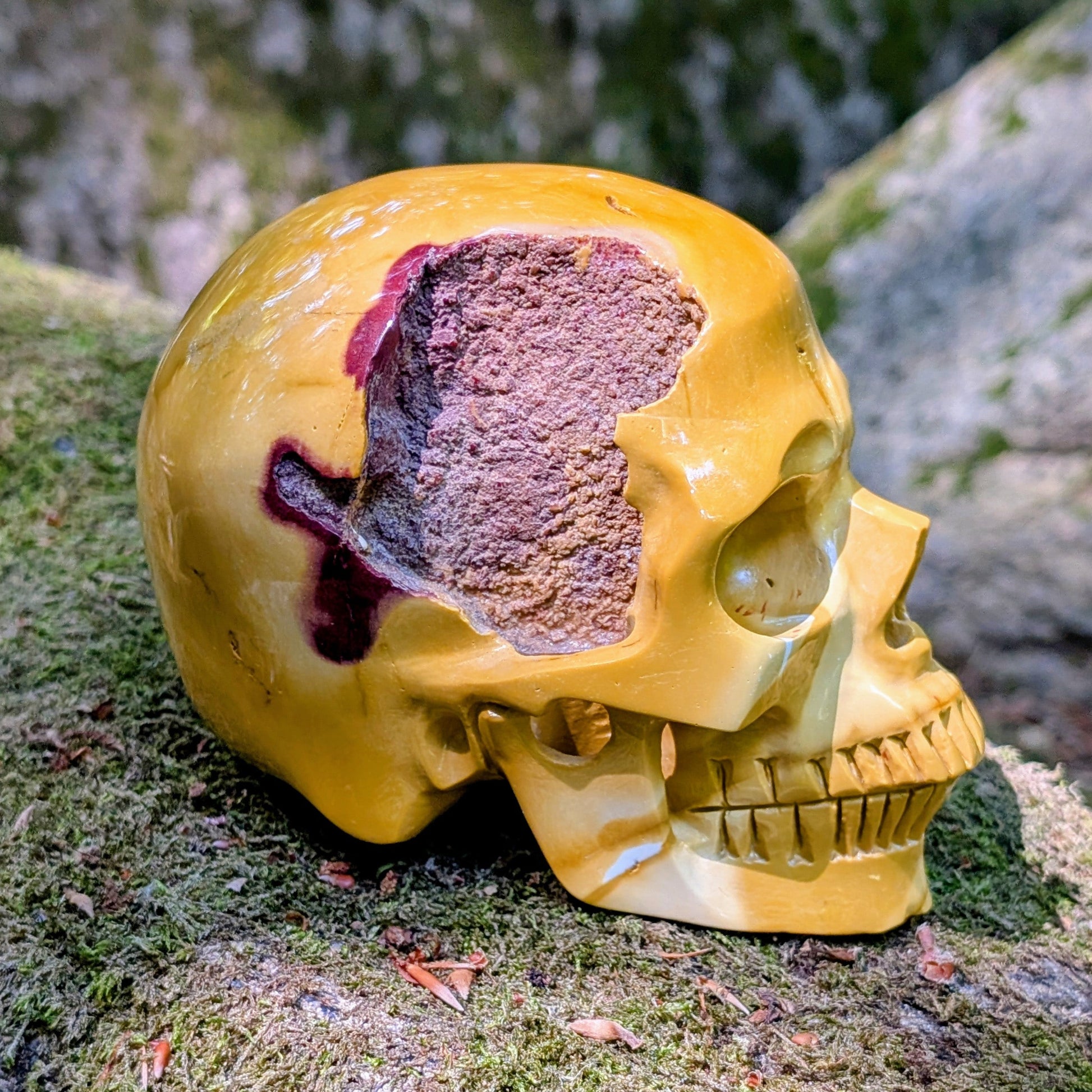 Kristallschädel "Erdenwanderer" aus Buntem Mookait mit erdigen Farben.