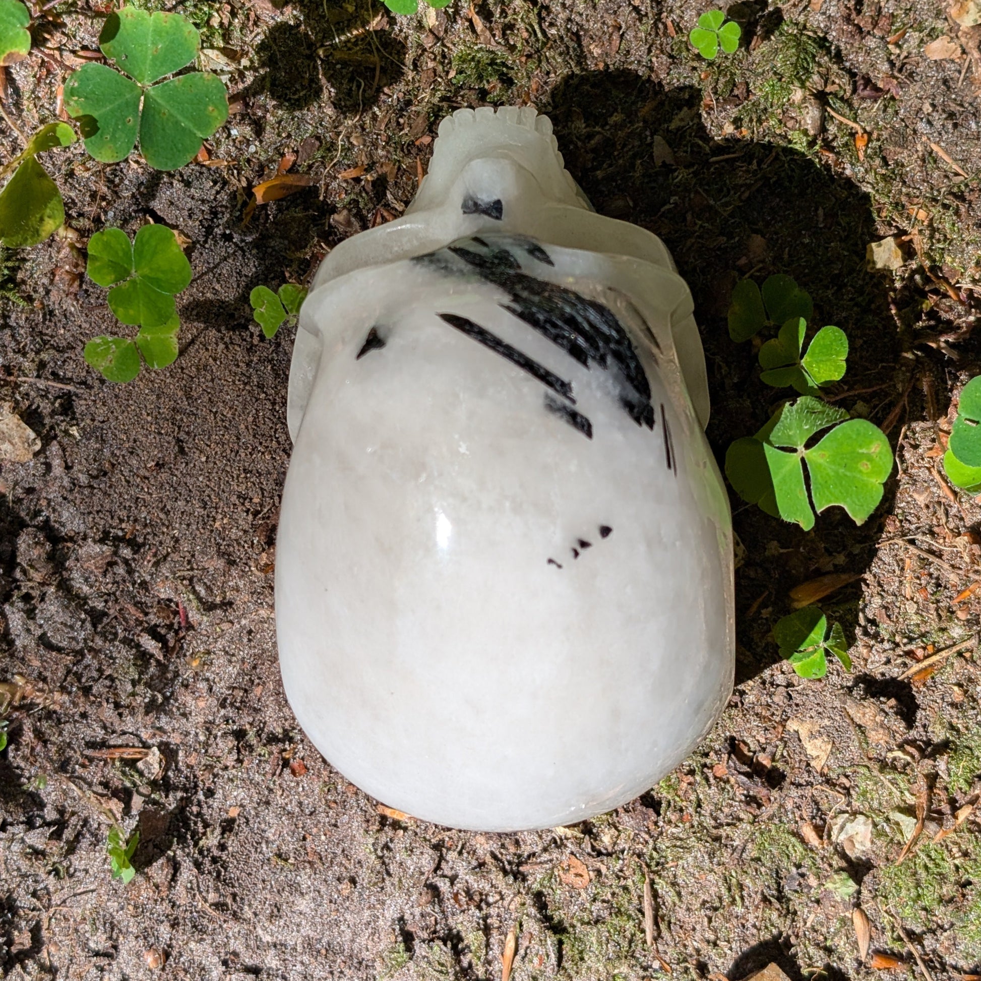 Kristallschädel "Felsengeist" aus Turmalin-Quarz mit schwarzen Nadel-Einschlüssen.