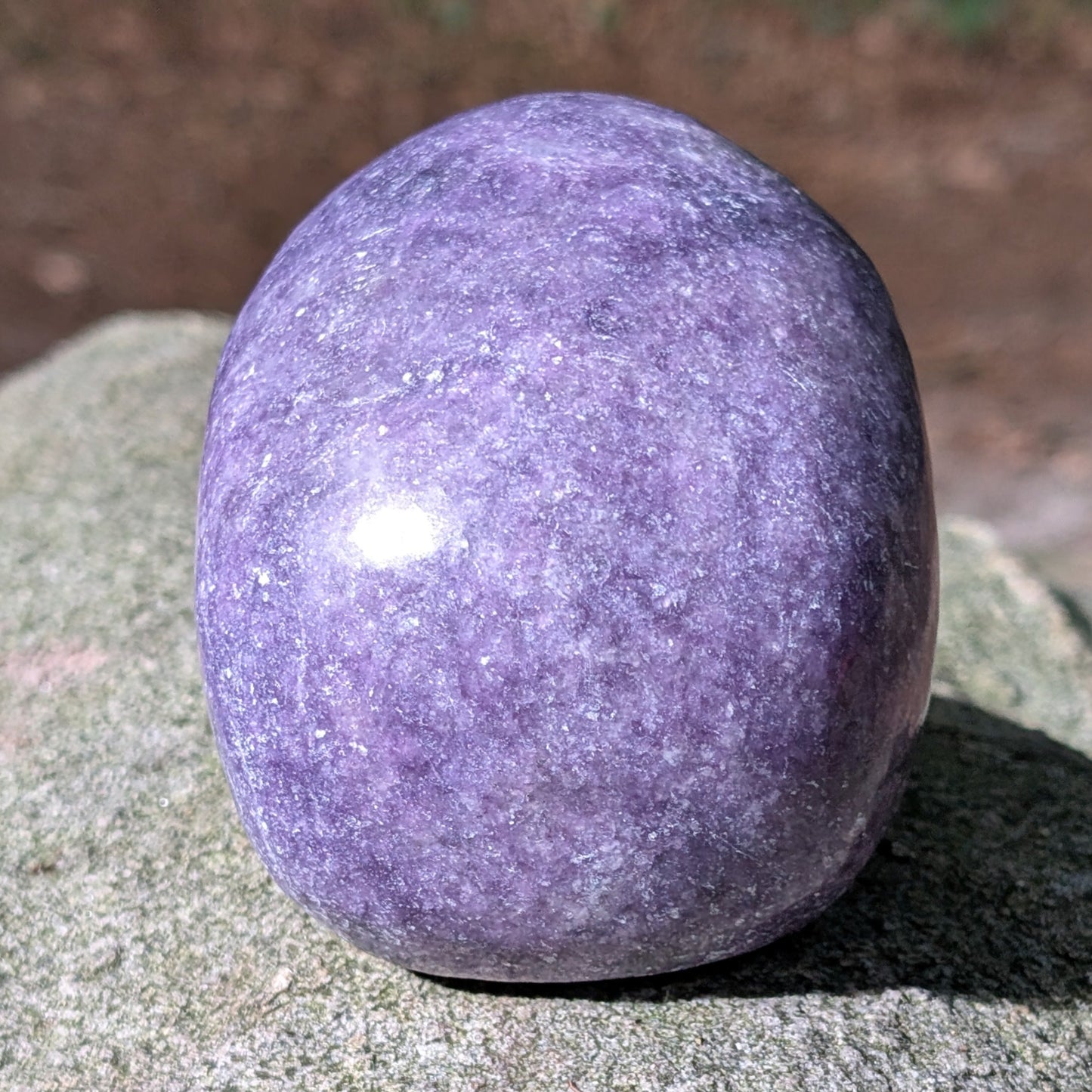 Kristallschädel "Friedenswächter" aus lila Lepidolith mit schimmernden Einschlüssen.