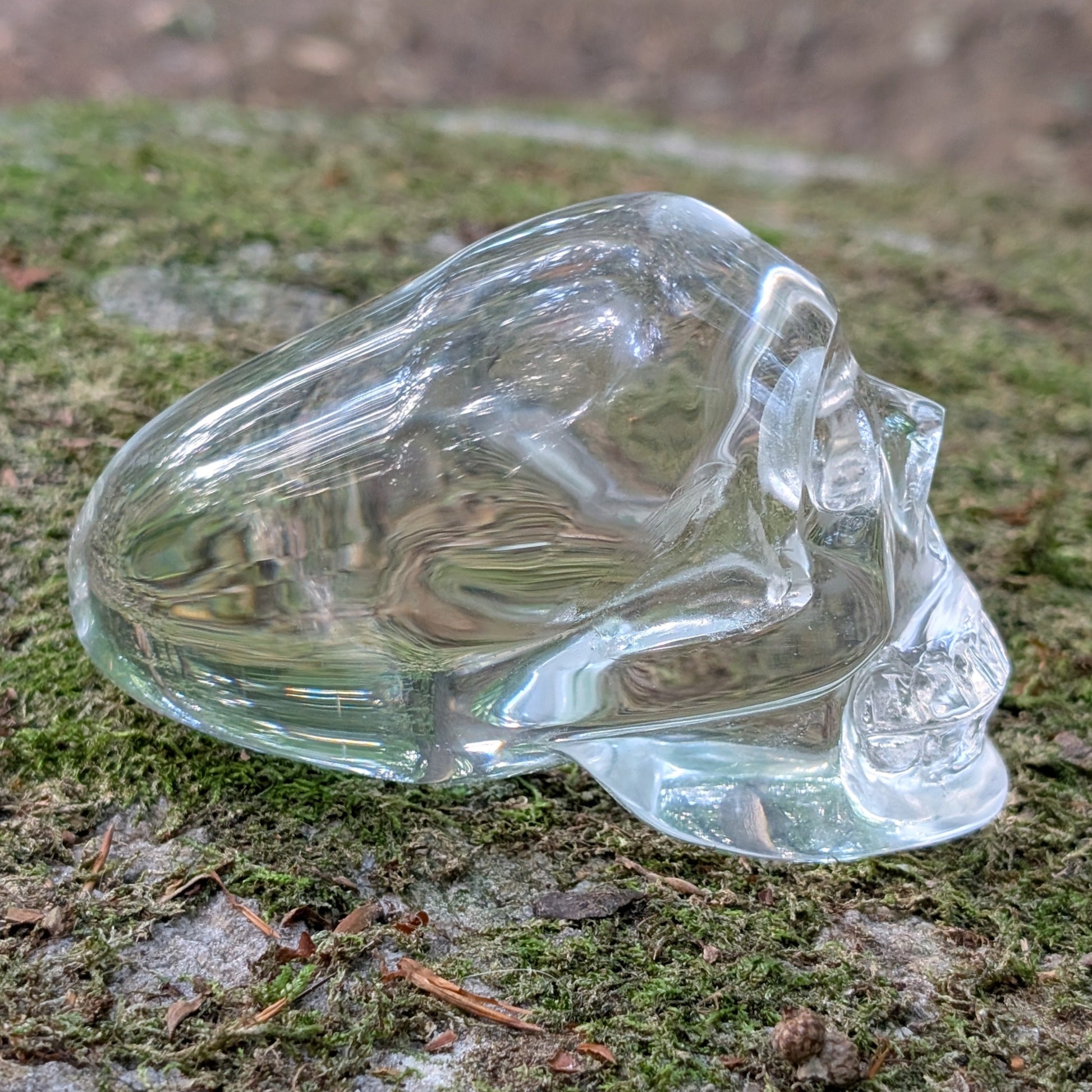 Kristallschädel "Glanz der Seele" aus klarem Quarzglas.