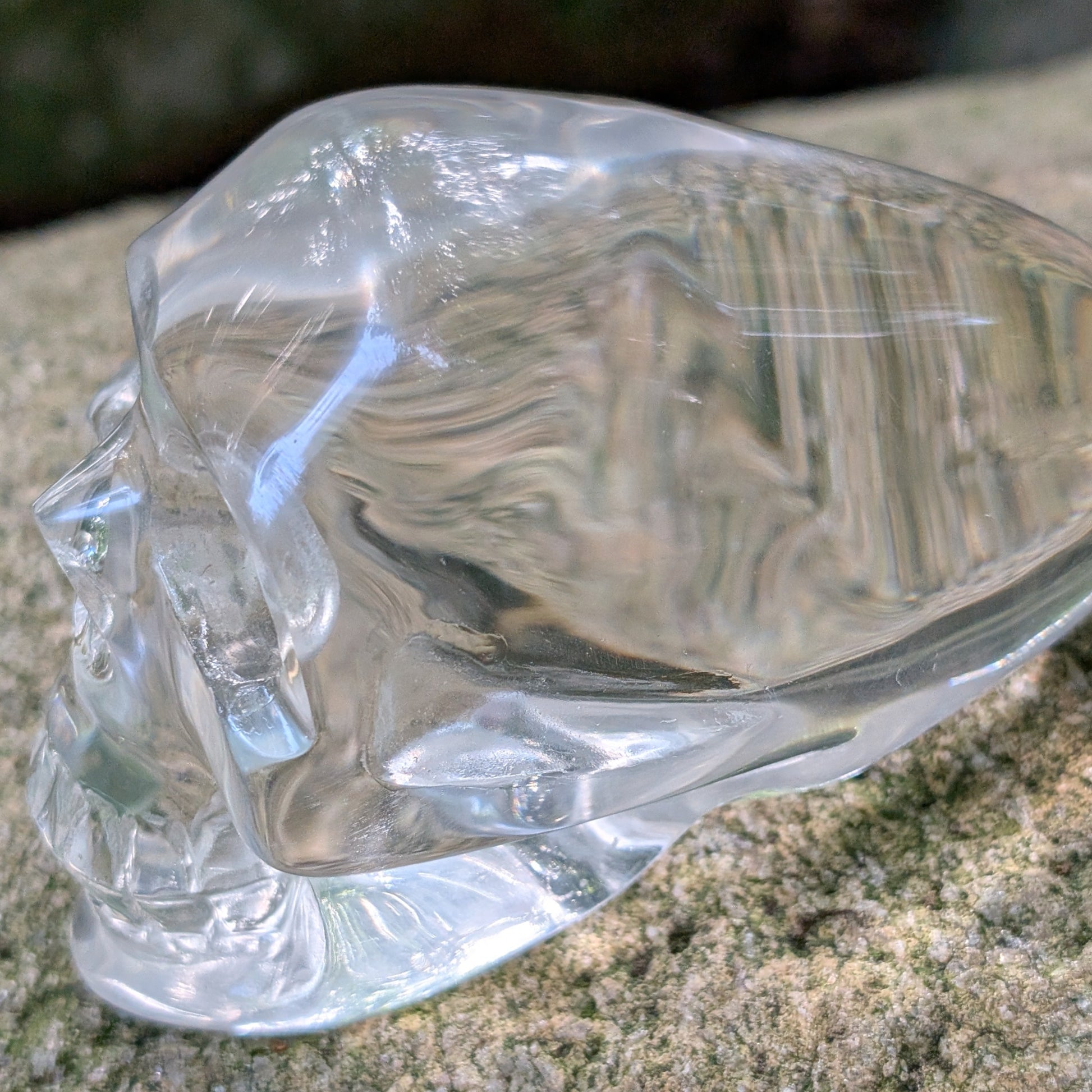 Kristallschädel "Glanz der Seele" aus klarem Quarzglas.