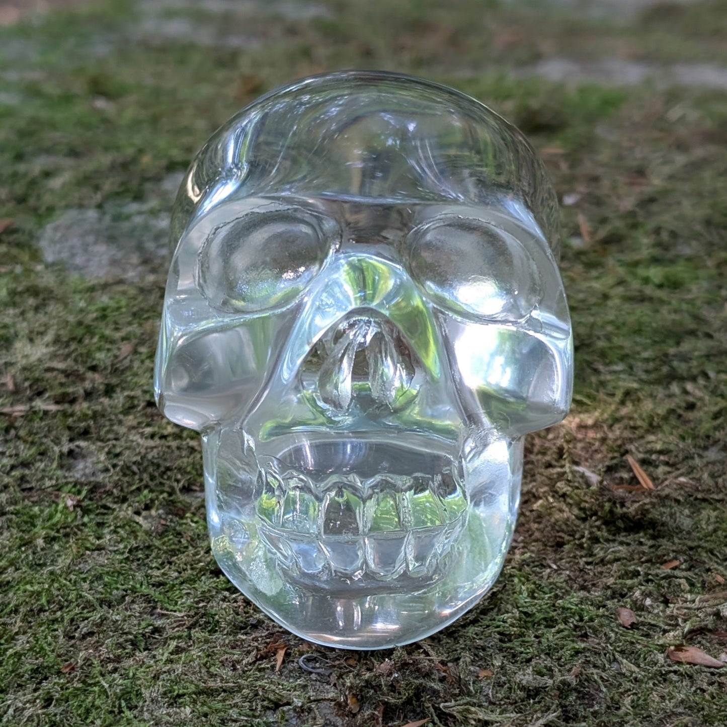 Kristallschädel "Glanz der Seele" aus klarem Quarzglas.