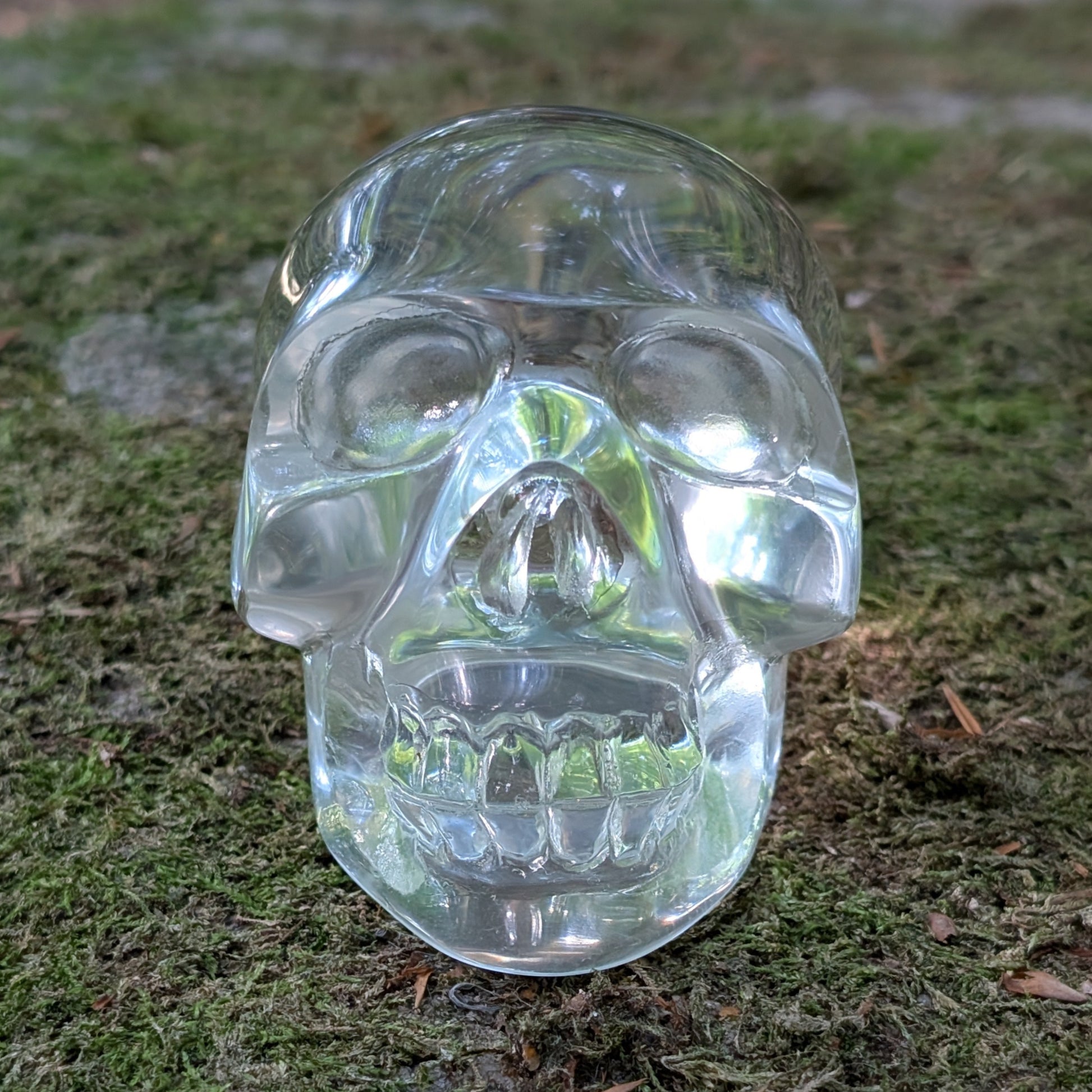Kristallschädel "Glanz der Seele" aus klarem Quarzglas.