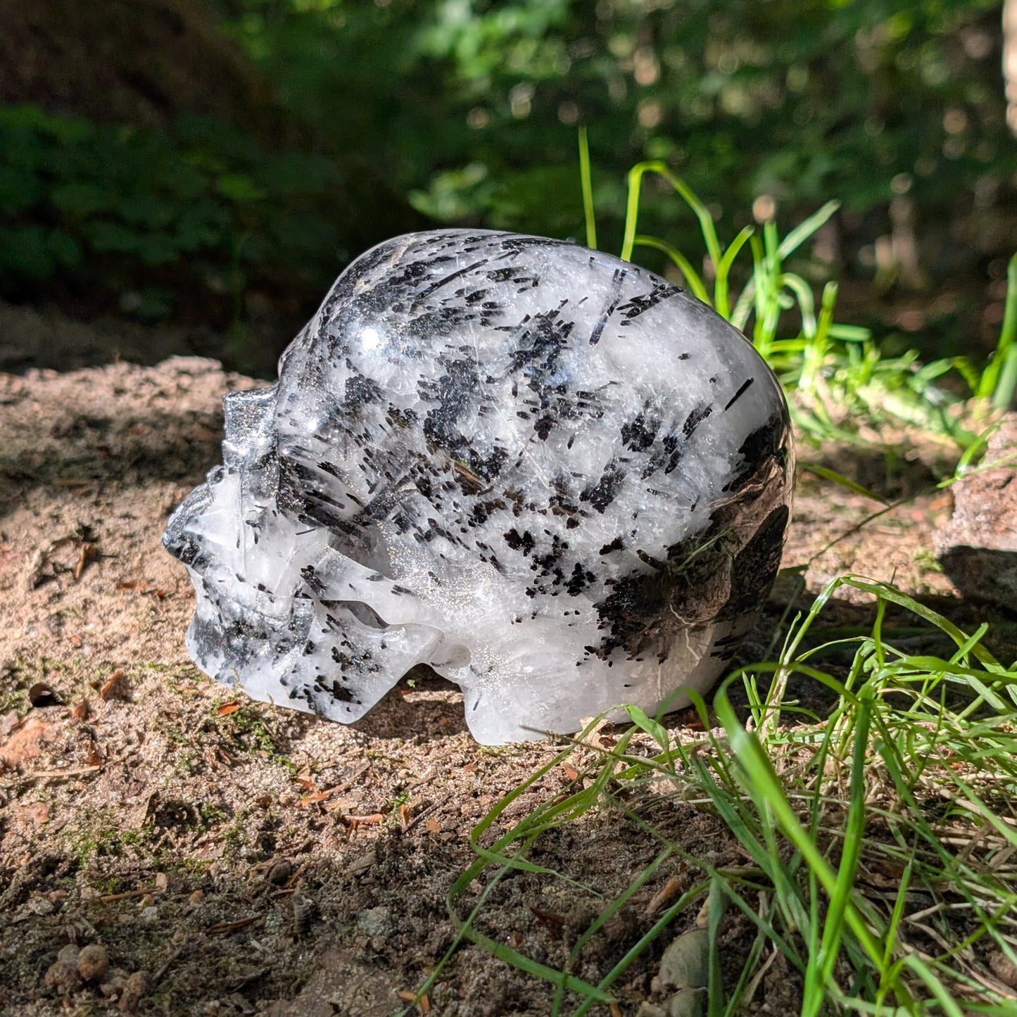 Kristallschädel "Gleichgewichtshüter" aus Turmalin-Quarz mit schwarzen Nadel-Einschlüssen.