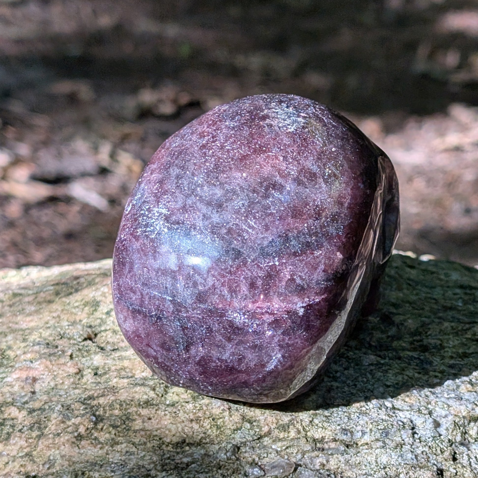 Kristallschädel "Glitzerherz" aus rosa-violettem Erdbeerquarz mit funkelnden Einschlüssen.