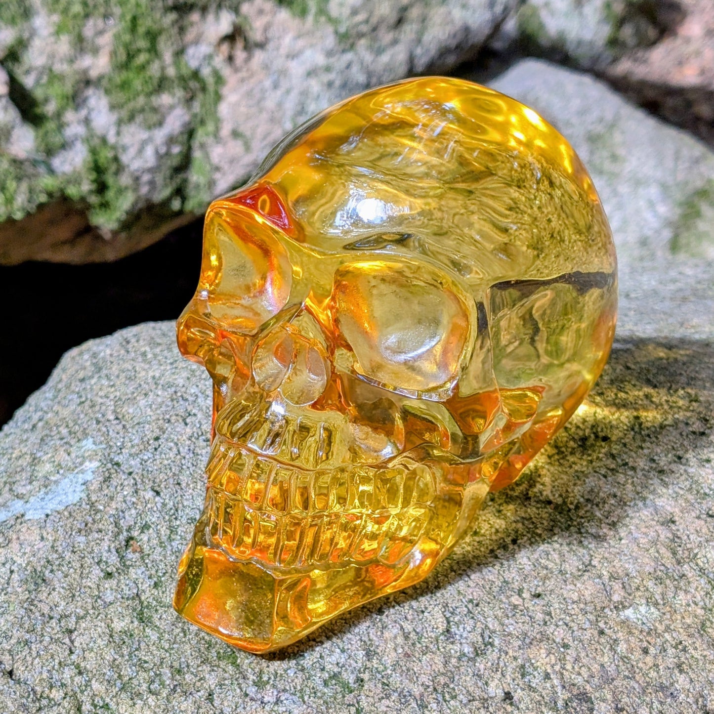 Kristallschädel "Goldene Sonne" aus synthetischem Quarz in Citrin-Farbe.