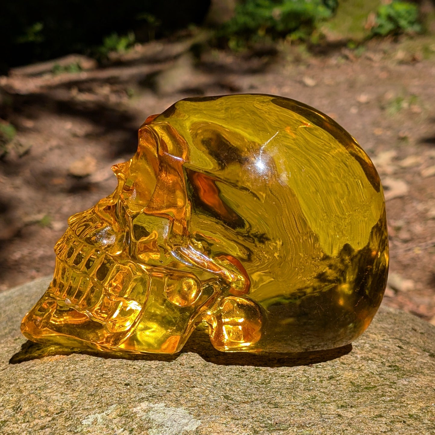 Kristallschädel "Goldene Sonne" aus synthetischem Quarz in Citrin-Farbe.
