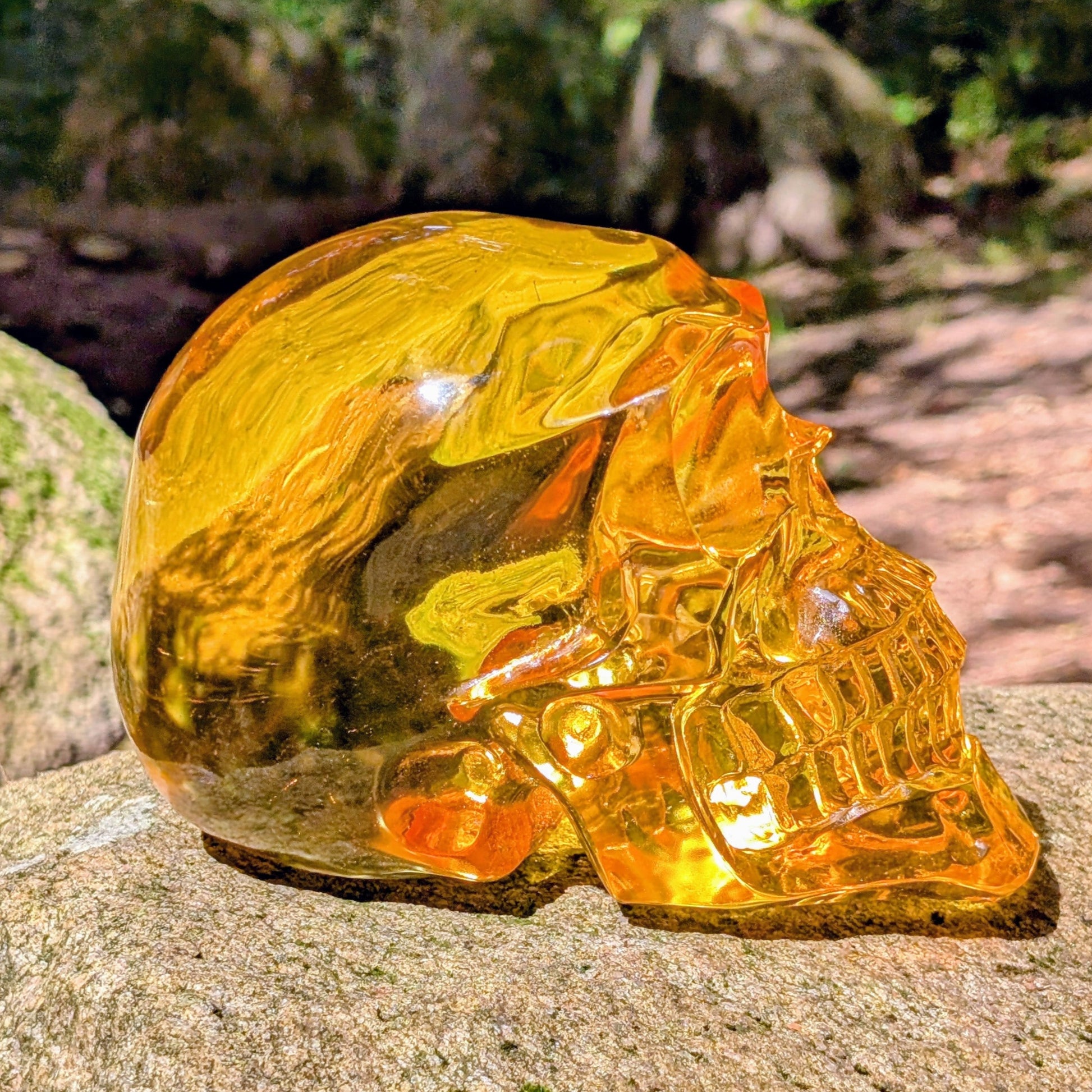 Kristallschädel "Goldene Sonne" aus synthetischem Quarz in Citrin-Farbe.