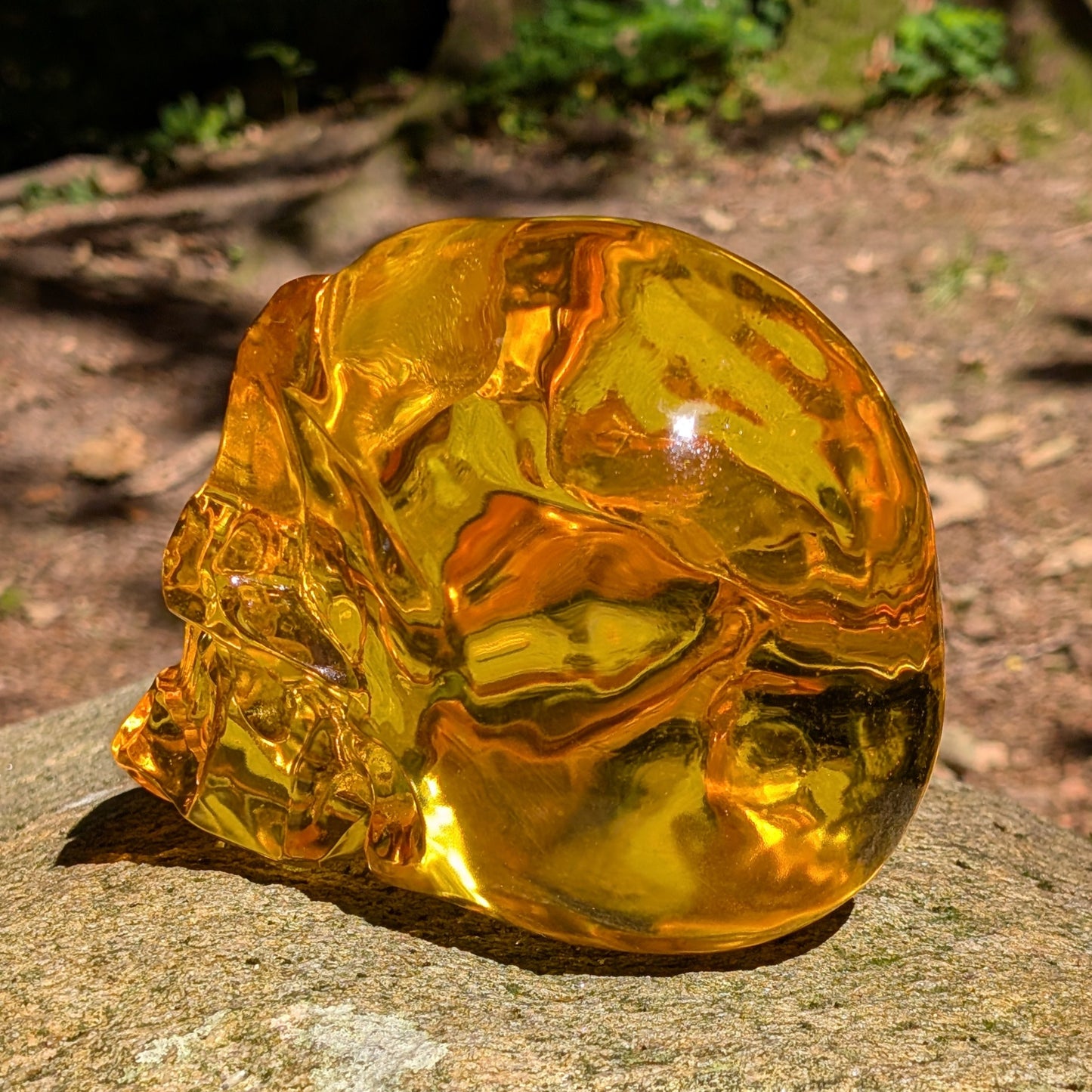 Kristallschädel "Goldene Sonne" aus synthetischem Quarz in Citrin-Farbe.