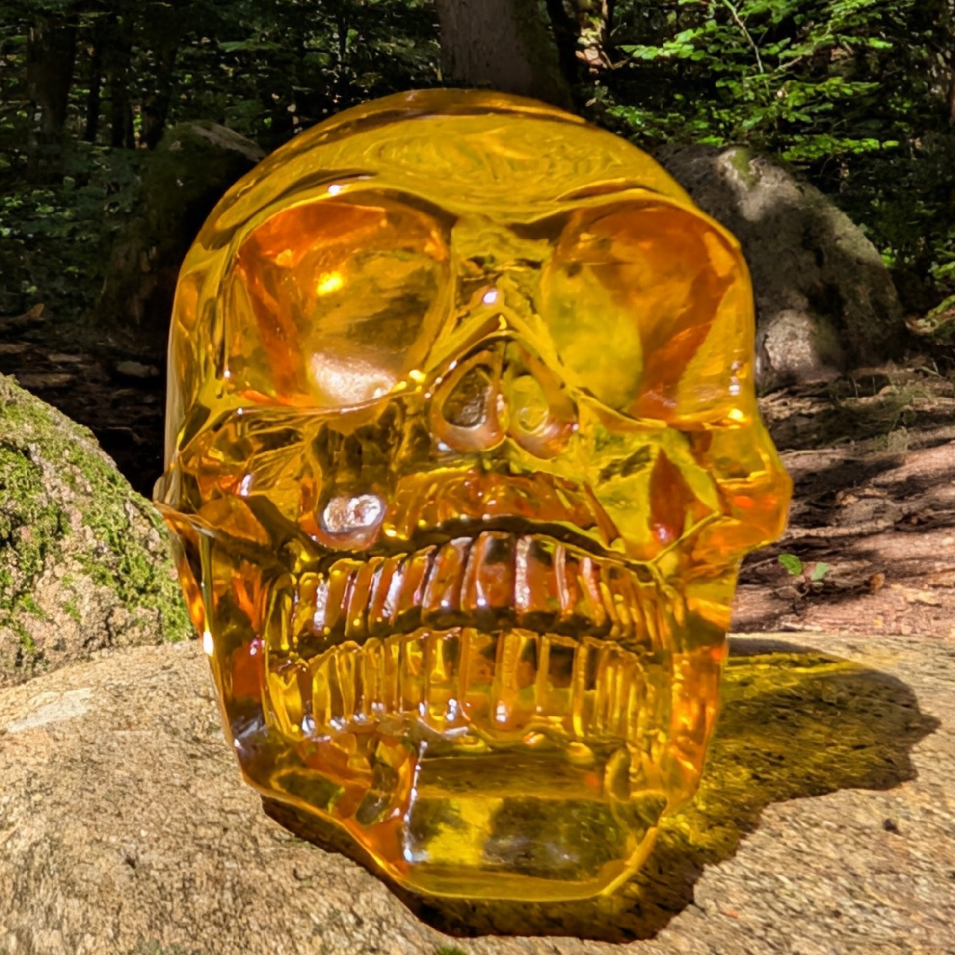Kristallschädel "Goldene Sonne" aus synthetischem Quarz in Citrin-Farbe.