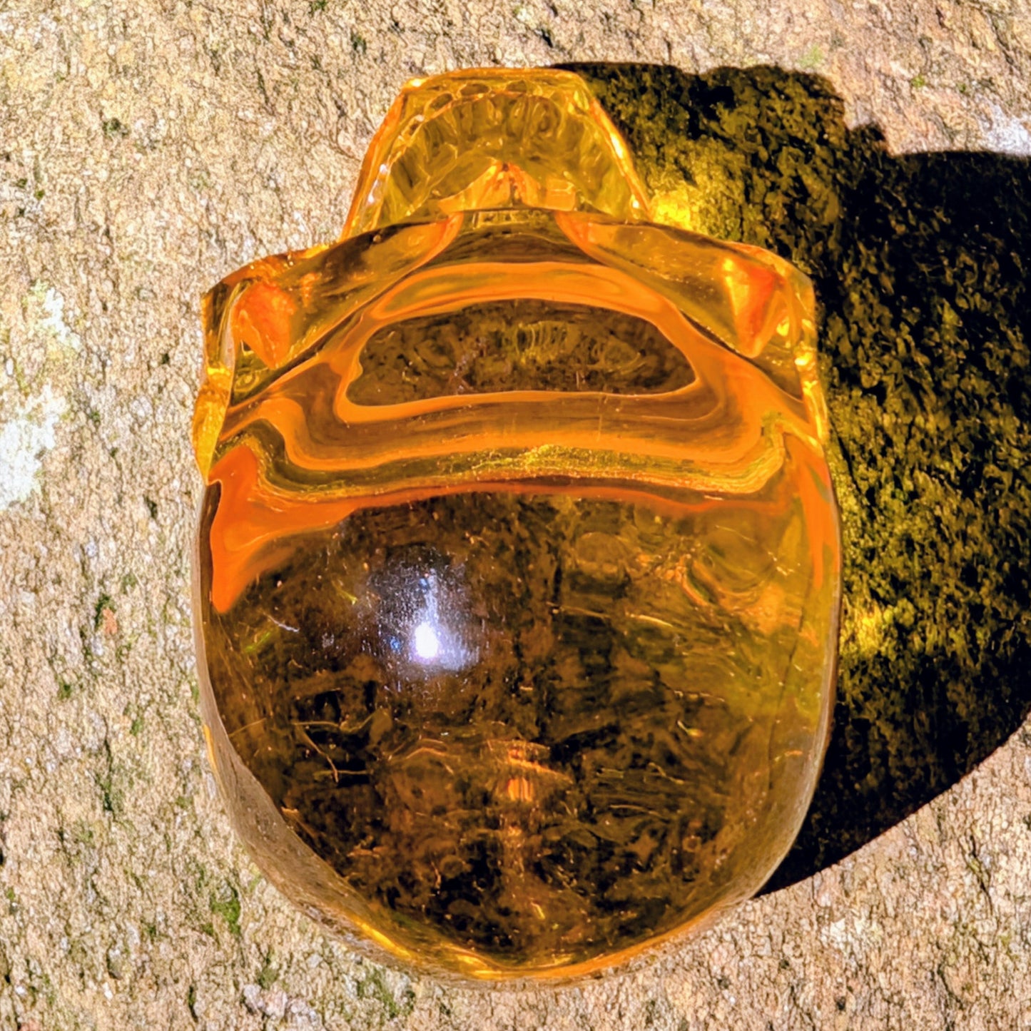 Kristallschädel "Goldene Sonne" aus synthetischem Quarz in Citrin-Farbe.