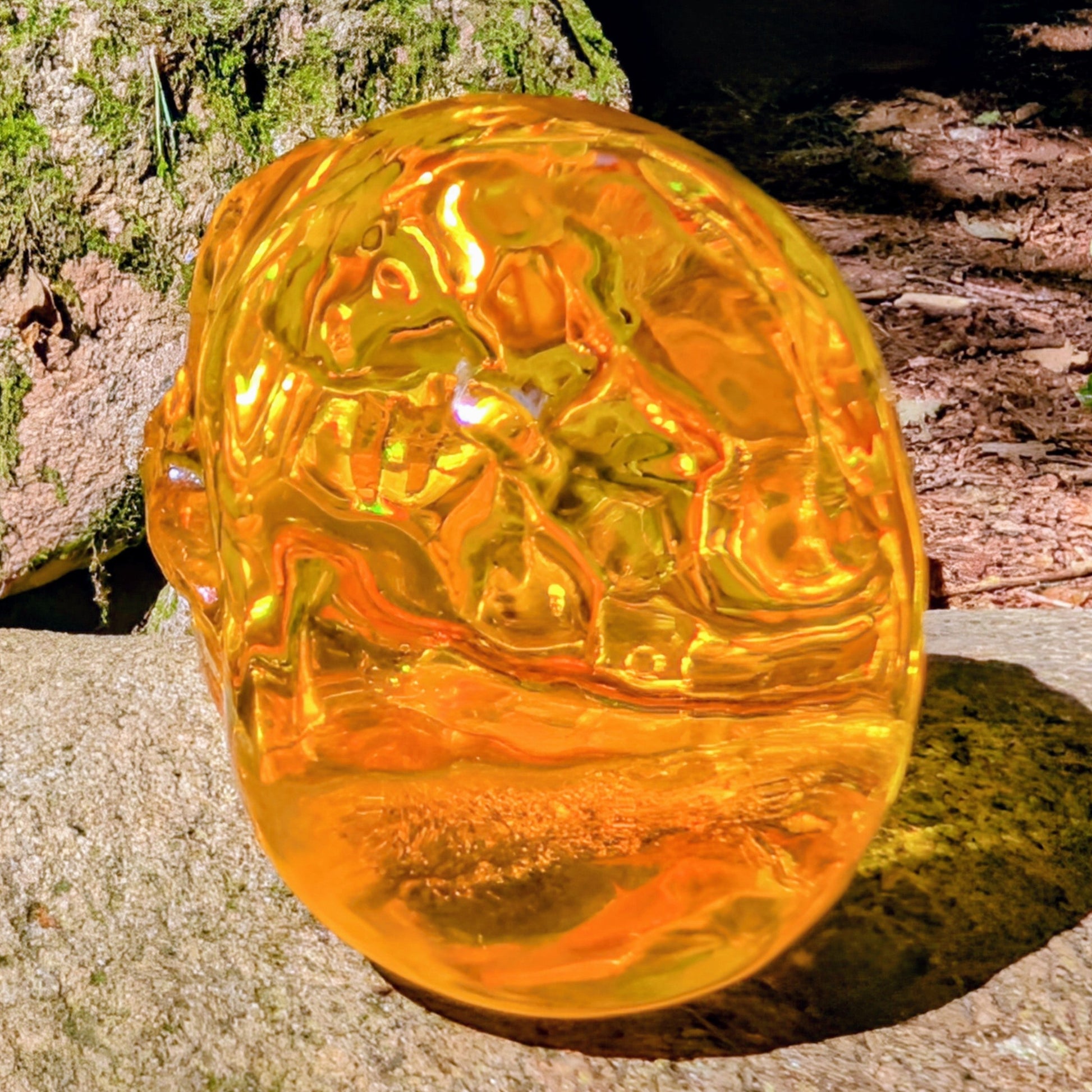 Kristallschädel "Goldene Sonne" aus synthetischem Quarz in Citrin-Farbe.