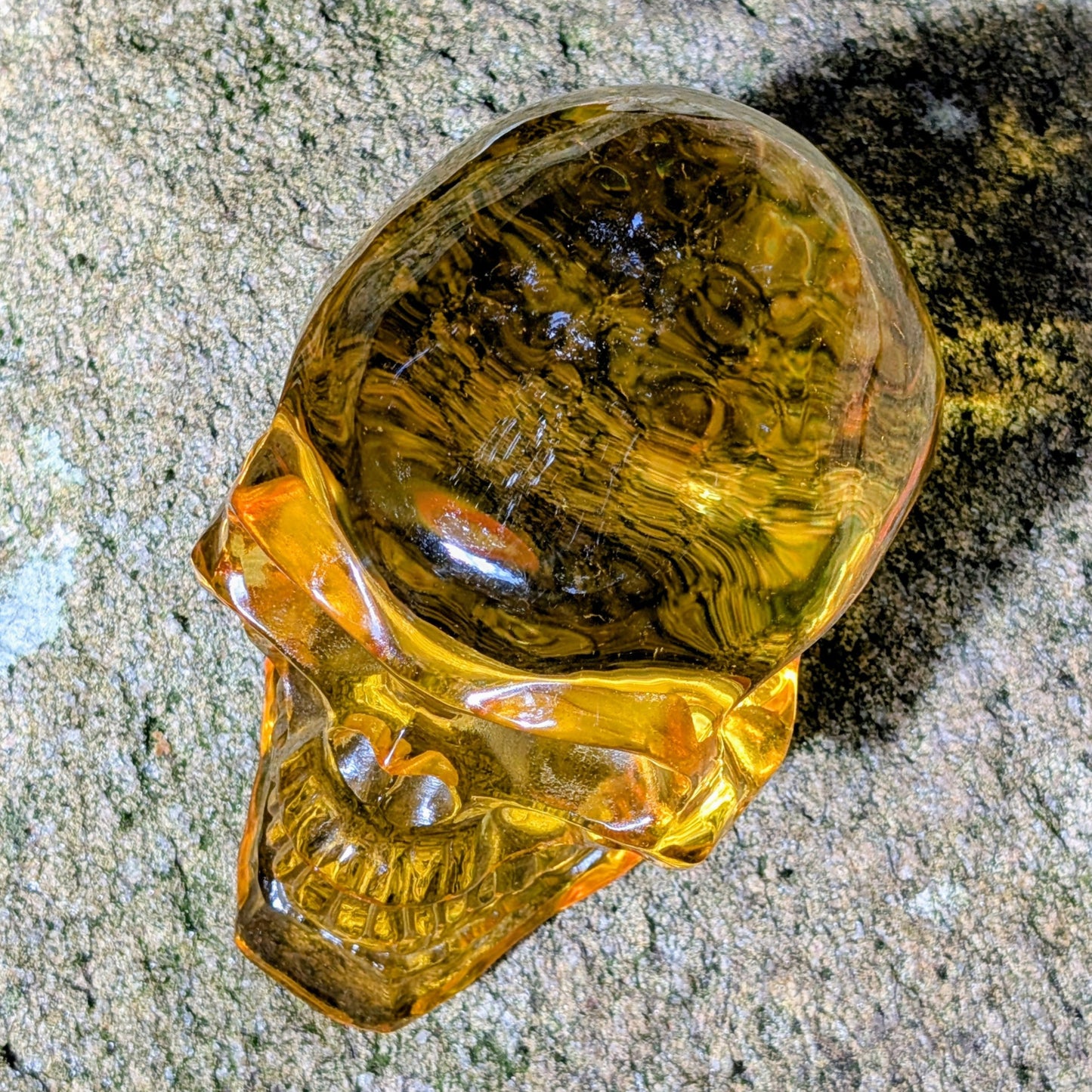 Kristallschädel "Goldene Sonne" aus synthetischem Quarz in Citrin-Farbe.