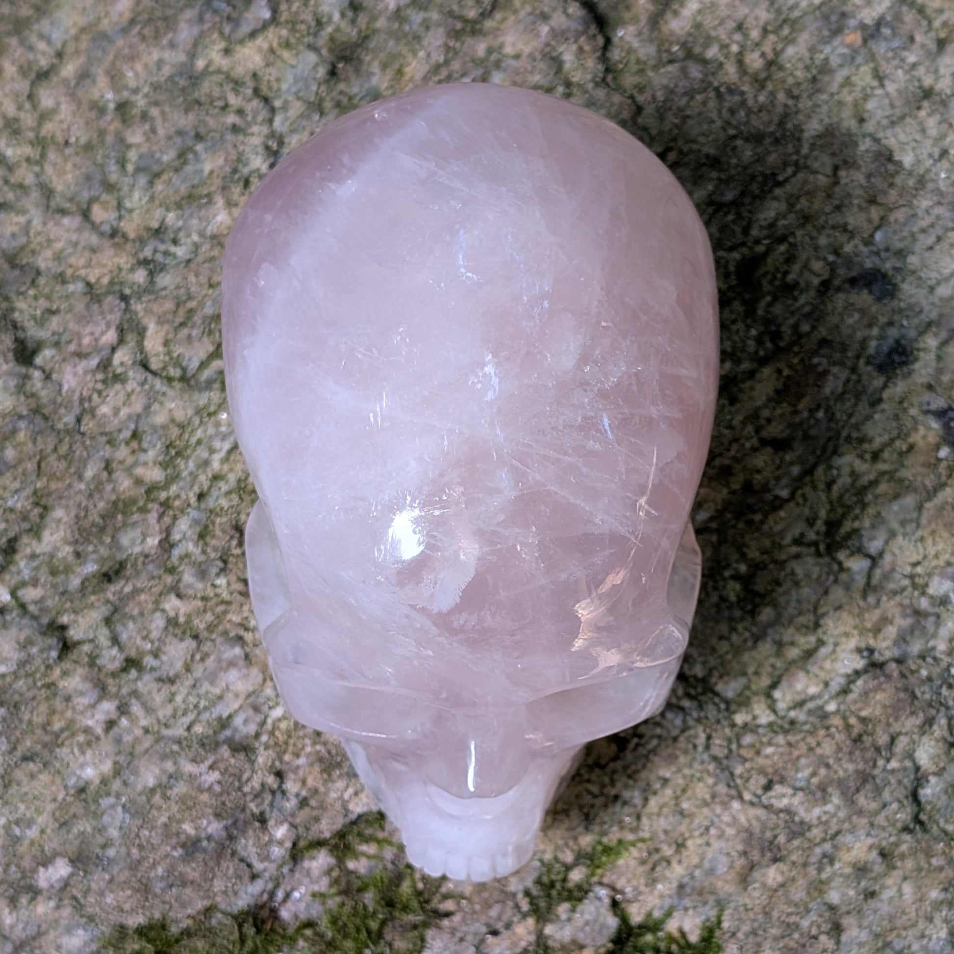 Kristallschädel "Herzensflüsterer" aus milchig-rosa Rosenquarz.