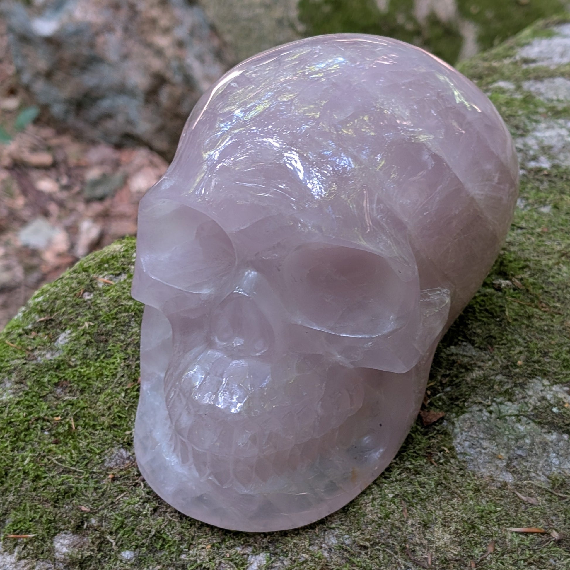 Kristallschädel "Herzensgigant" aus milchig-rosa Rosenquarz.