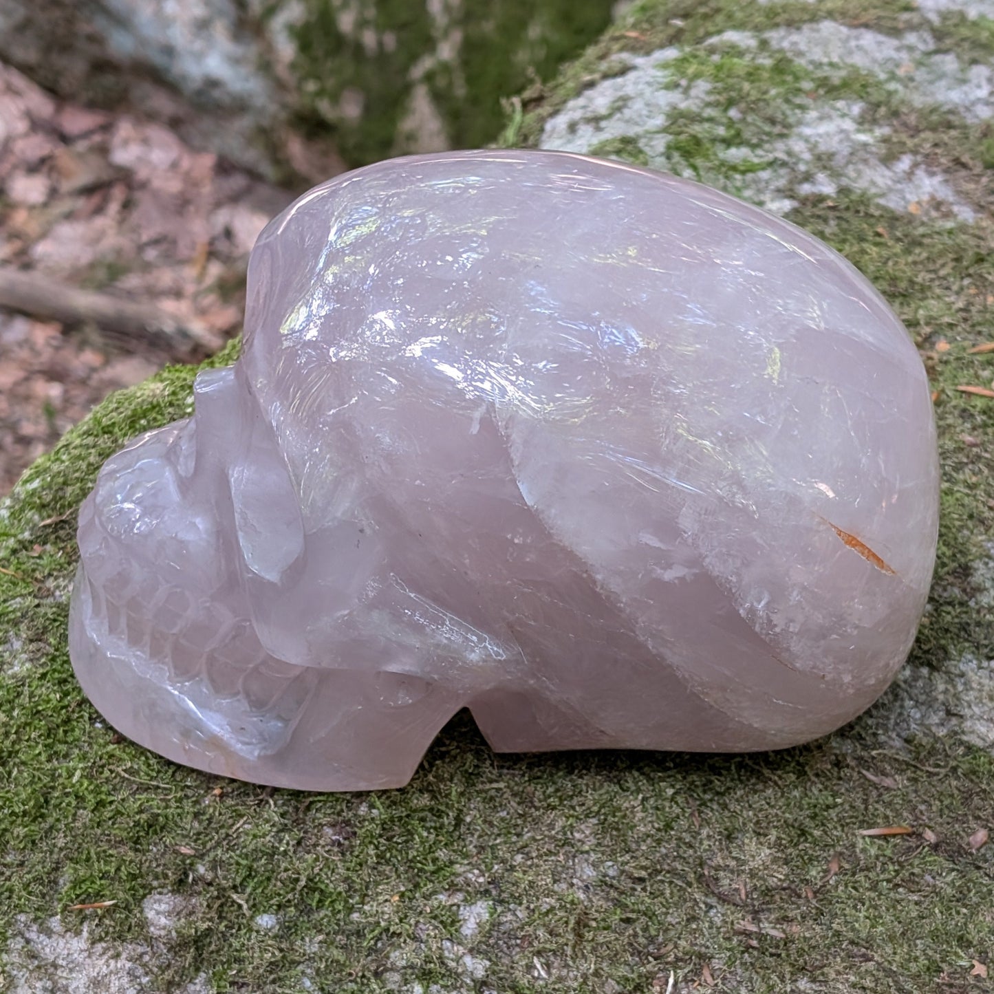 Kristallschädel "Herzensgigant" aus milchig-rosa Rosenquarz.