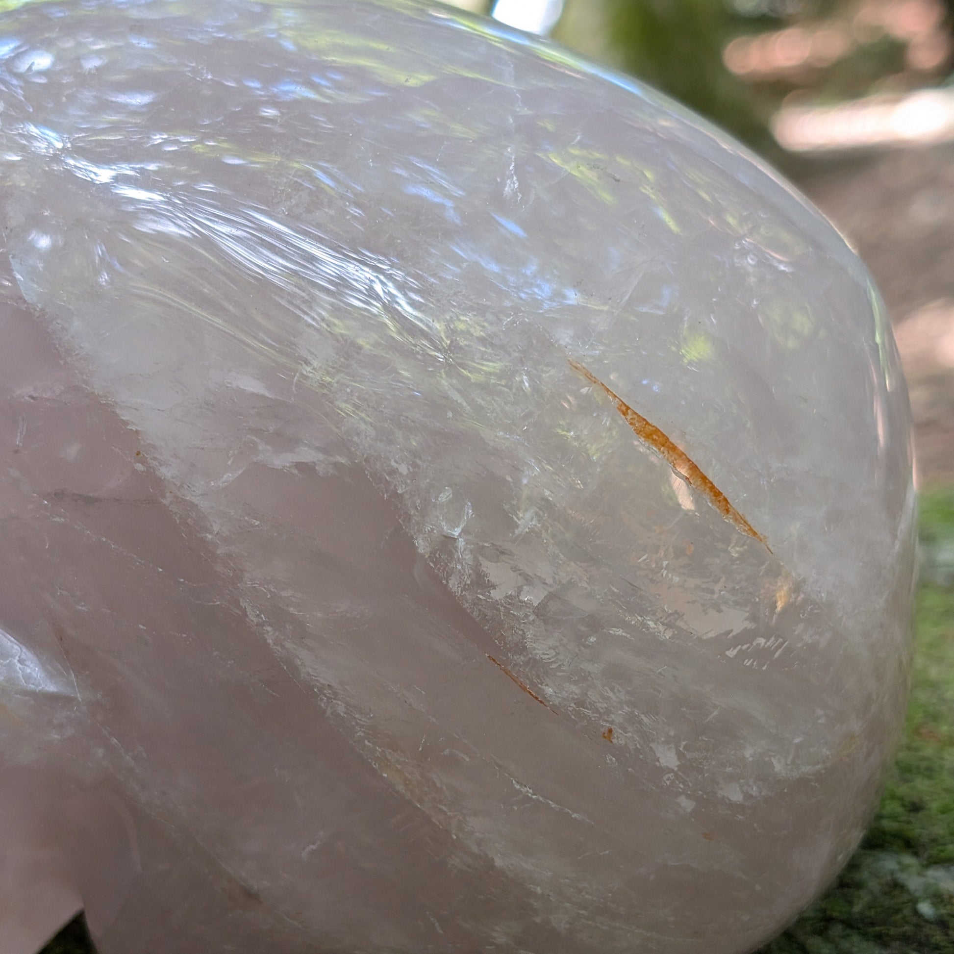 Kristallschädel "Herzensgigant" aus milchig-rosa Rosenquarz.