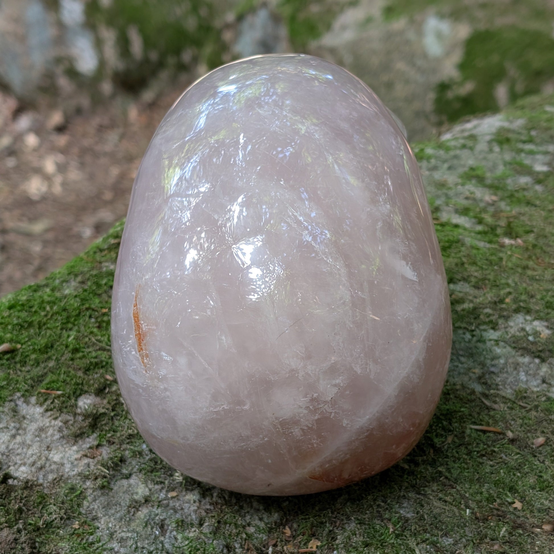 Kristallschädel "Herzensgigant" aus milchig-rosa Rosenquarz.