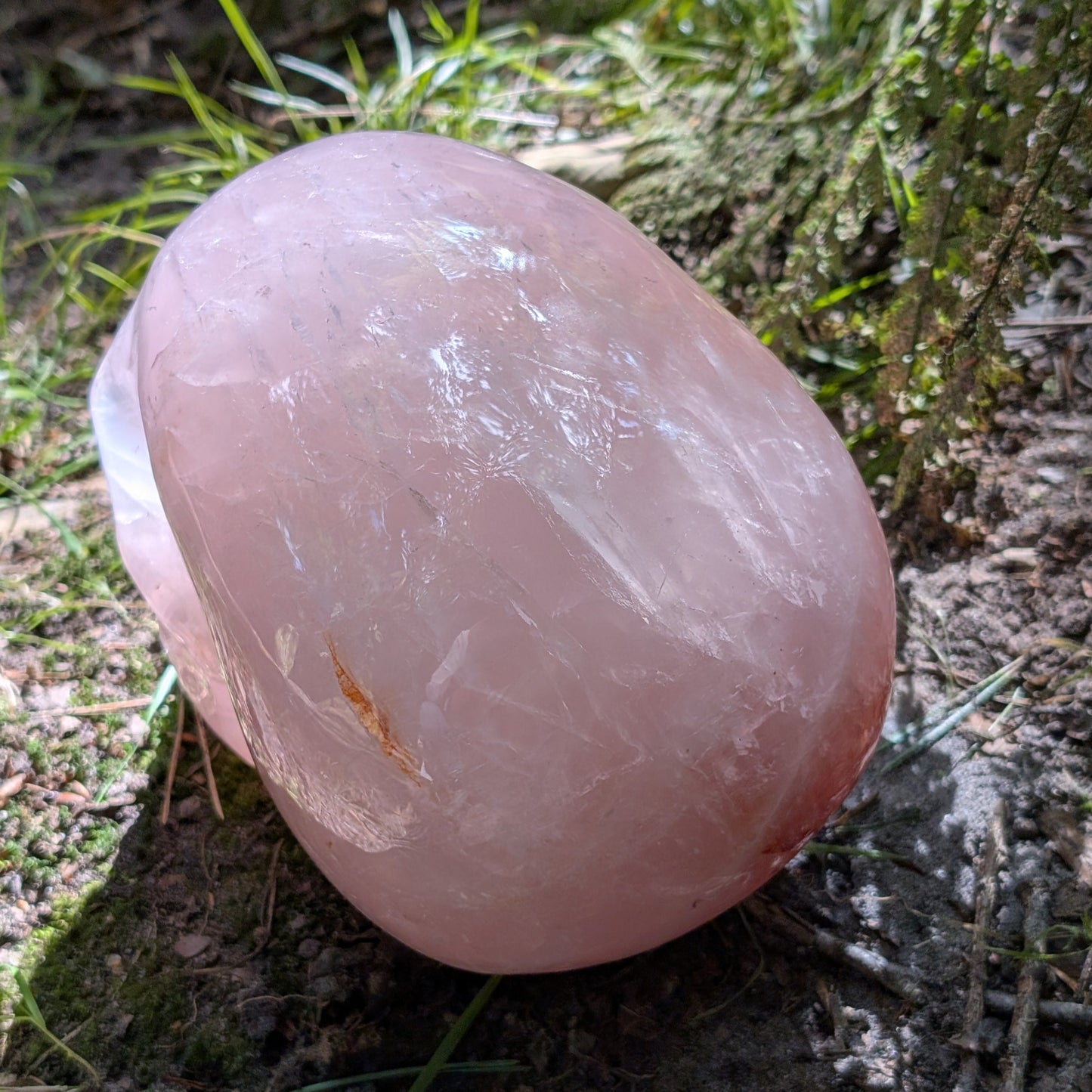 Kristallschädel "Herzensgigant" aus milchig-rosa Rosenquarz.