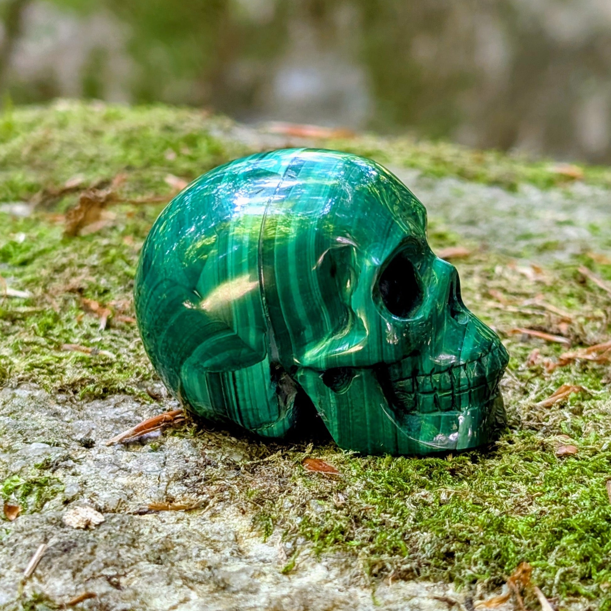 Kristallschädel "Herzmens Wandler" aus grünem Malachit mit Mustern.
