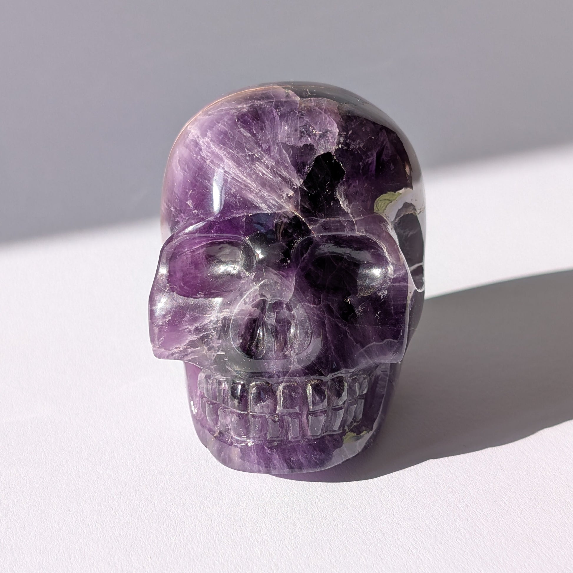 Kristallschädel "Isvertai" (675g) aus violettem Amethyst mit inneren Strukturen.
