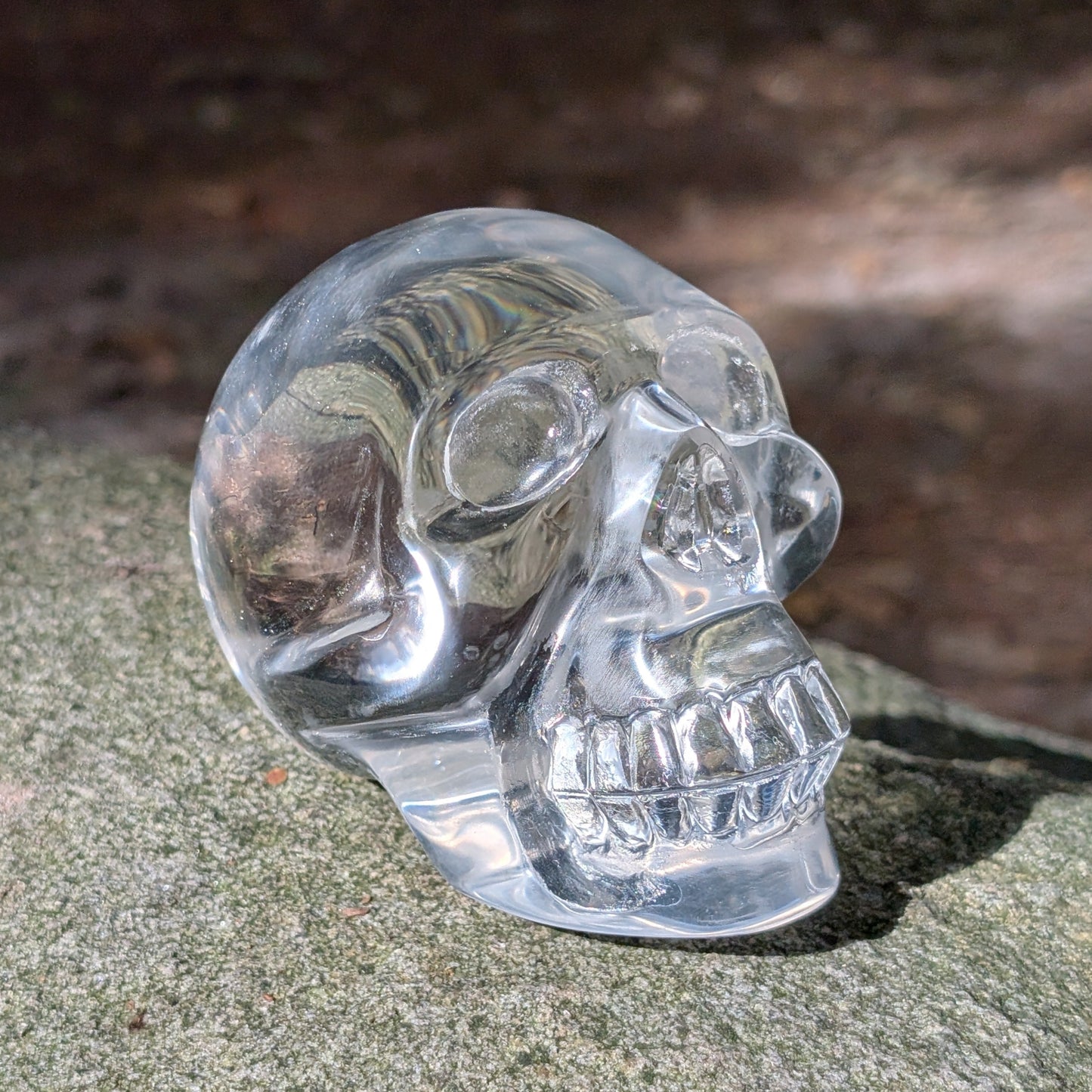 Kristallschädel "Klarheitshüter" aus klarem Quarzglas.