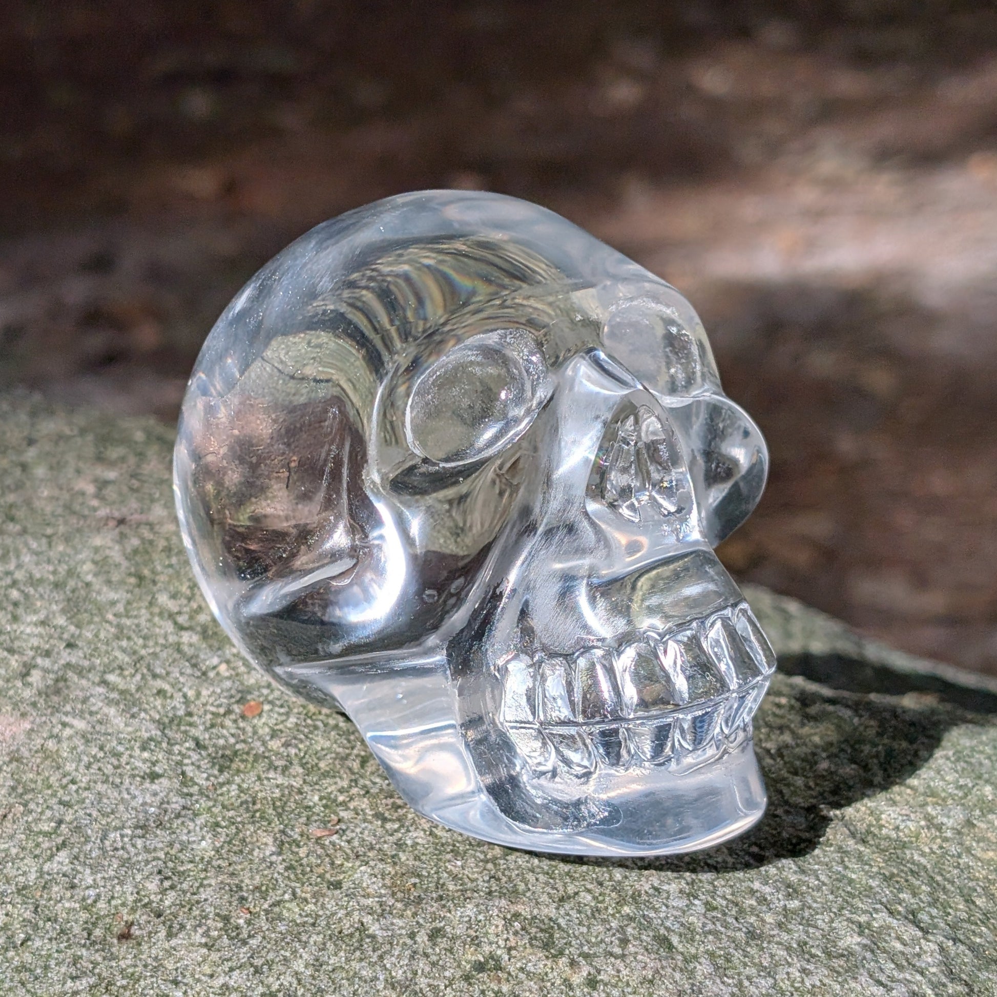 Kristallschädel "Klarheitshüter" aus klarem Quarzglas.