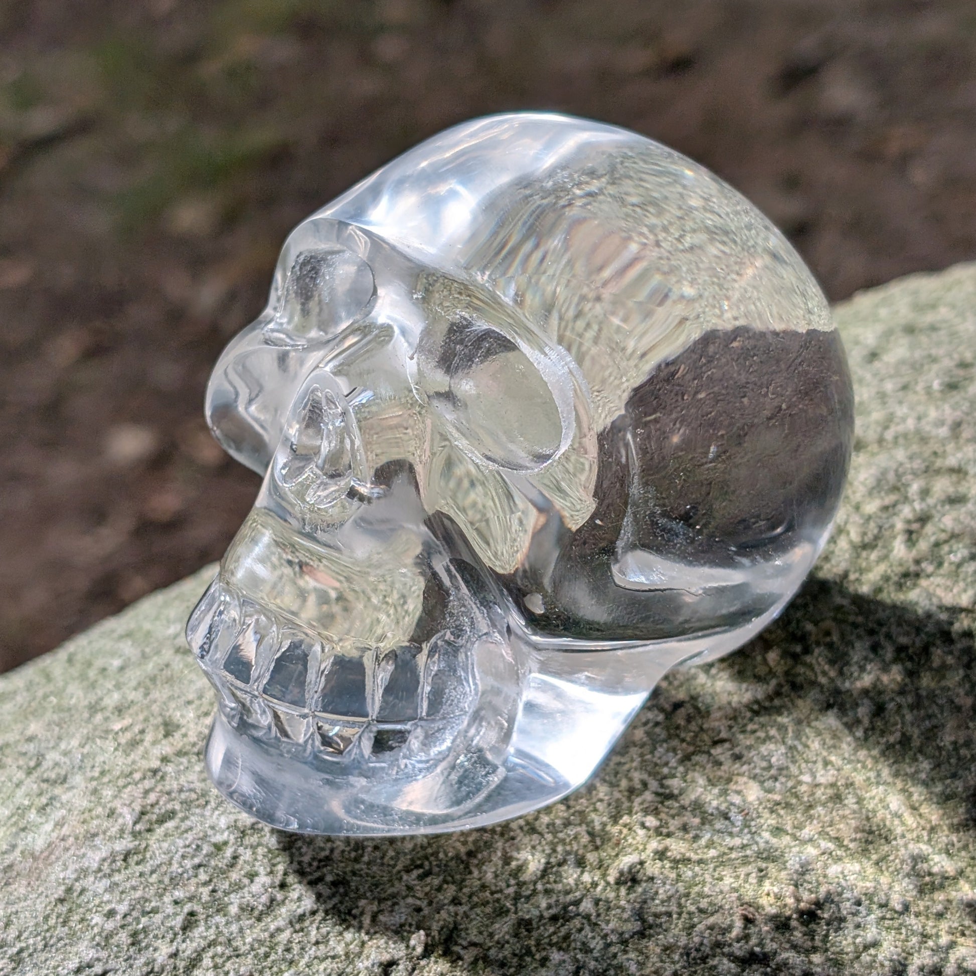 Kristallschädel "Klarheitshüter" aus klarem Quarzglas.