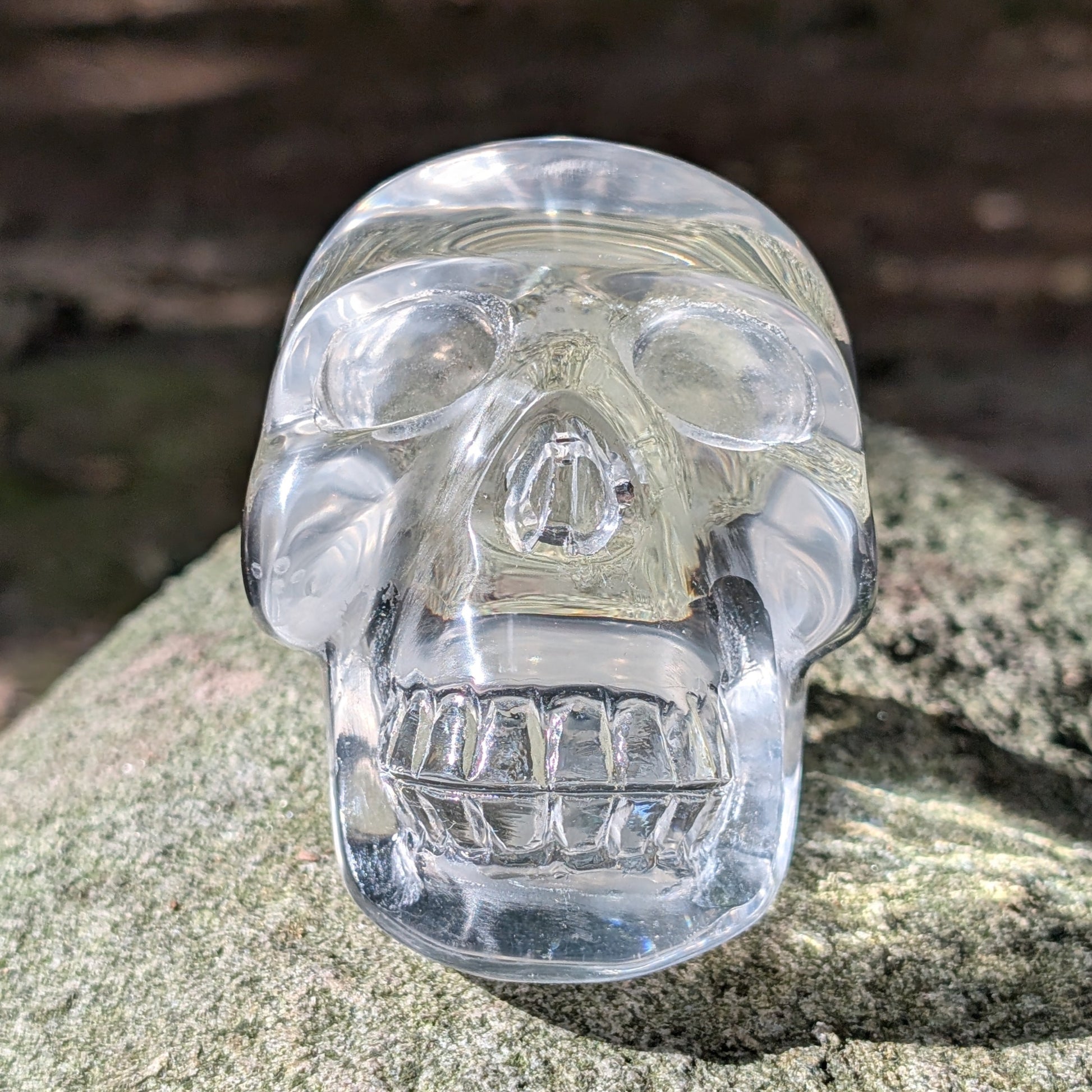 Kristallschädel "Klarheitshüter" aus klarem Quarzglas.
