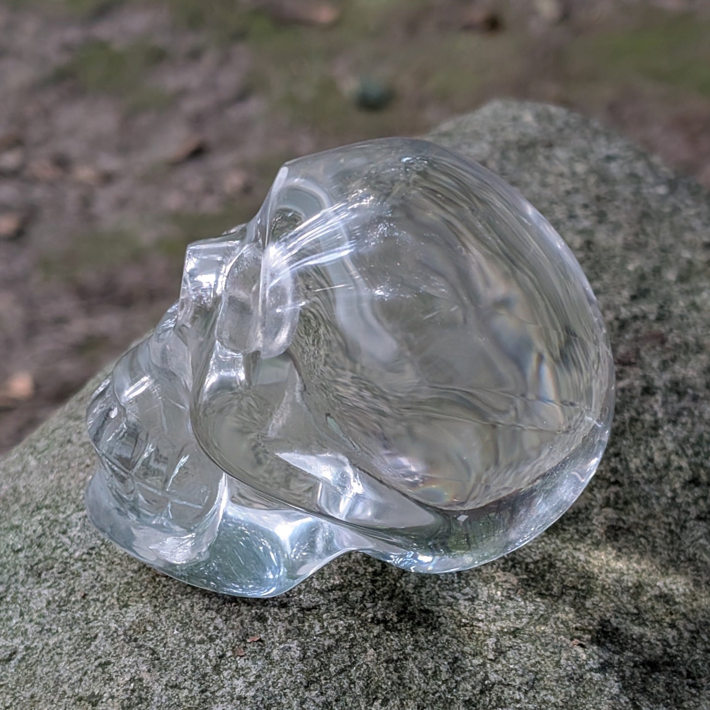 Kristallschädel "Klarheitshüter" aus klarem Quarzglas.