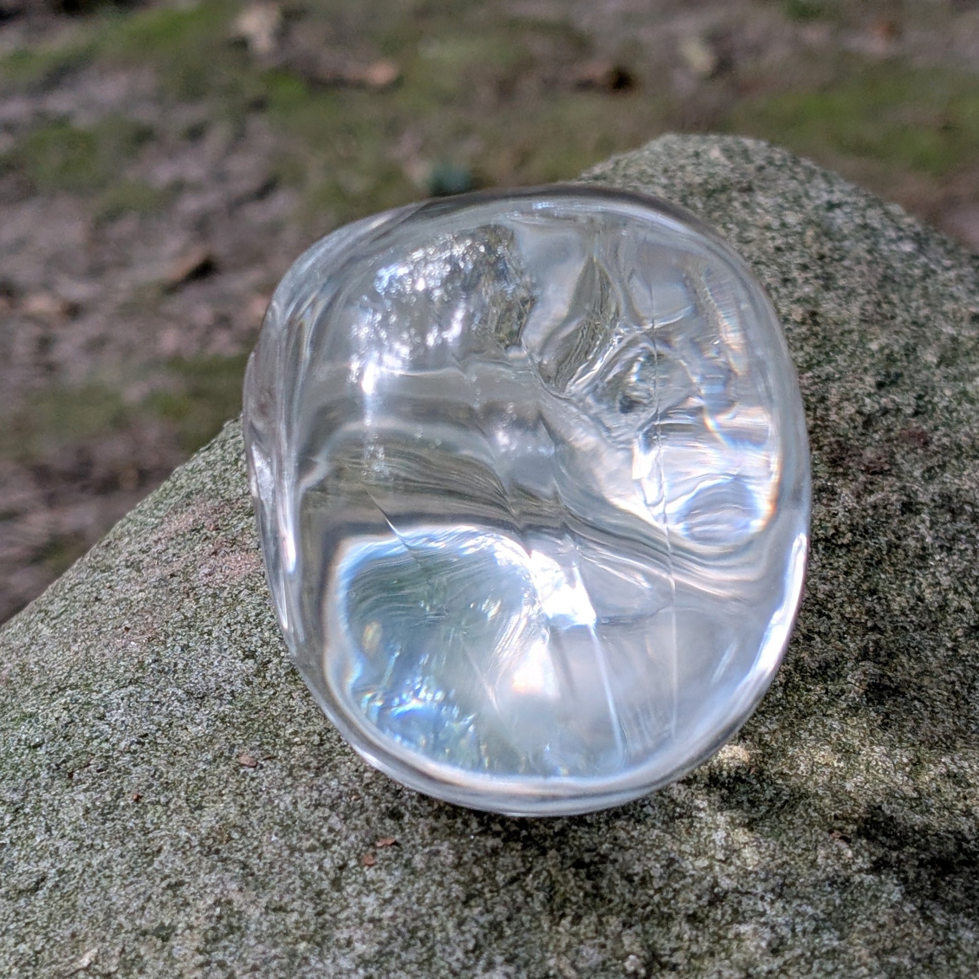 Kristallschädel "Klarheitshüter" aus klarem Quarzglas.