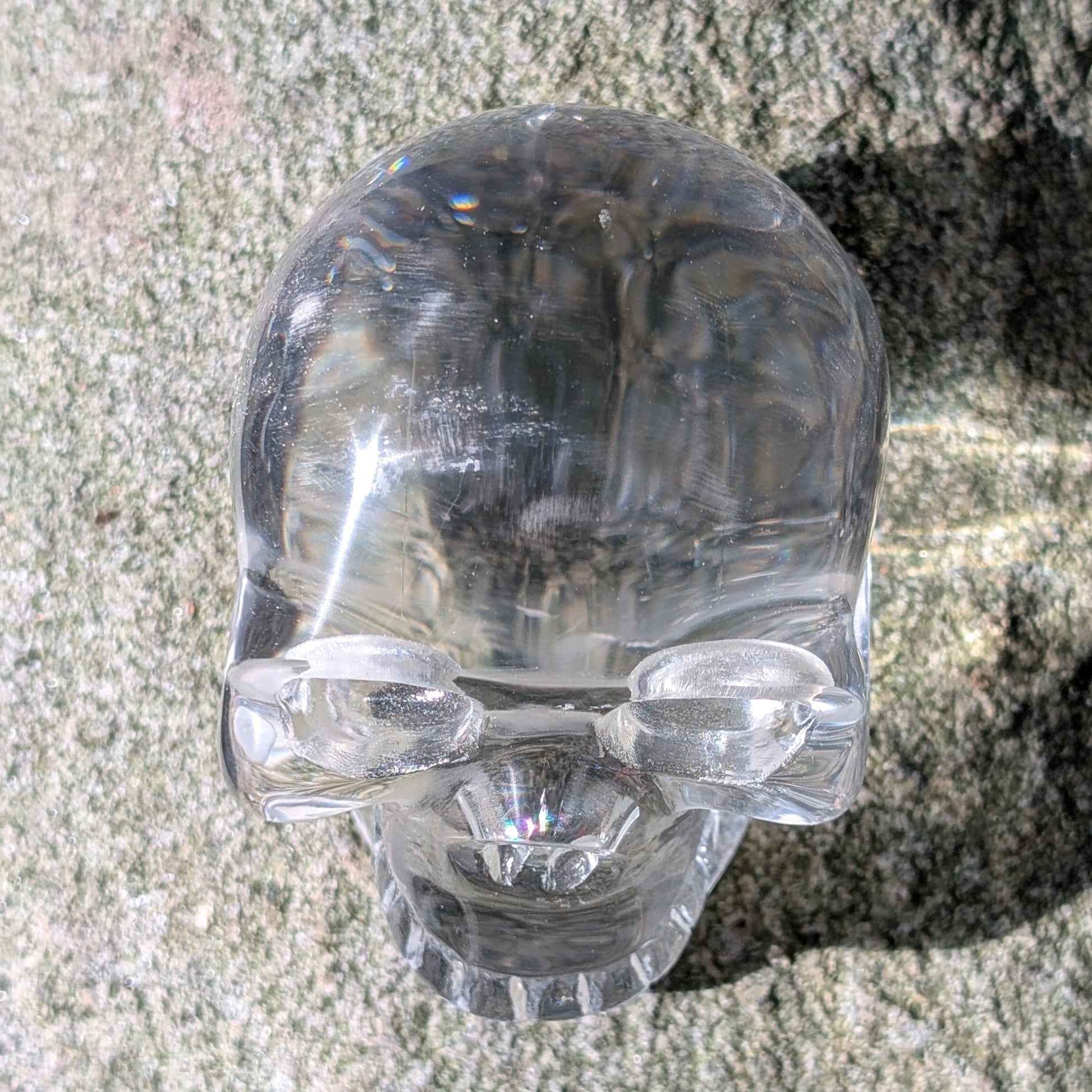 Kristallschädel "Klarheitshüter" aus klarem Quarzglas.