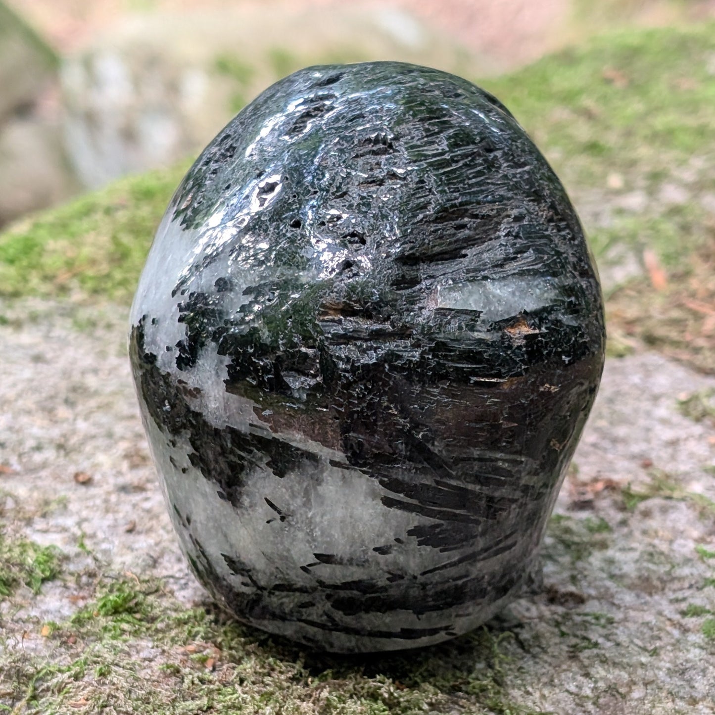 Kristallschädel "Kristallwächter" aus Turmalin-Quarz mit schwarzen Nadel-Einschlüssen.