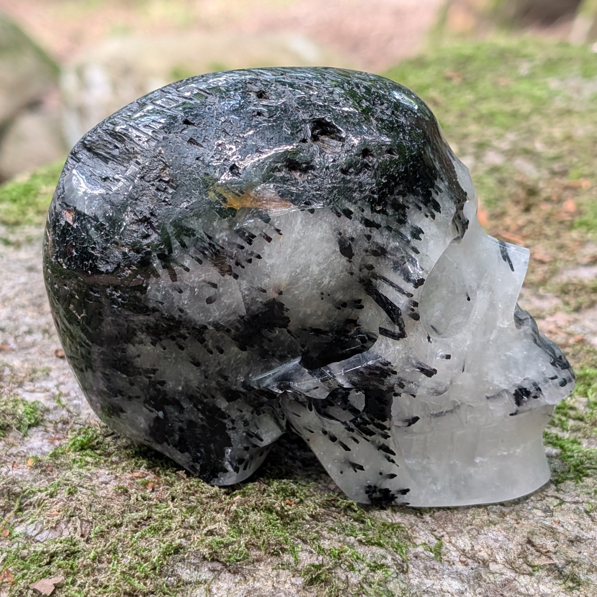 Kristallschädel "Kristallwächter" aus Turmalin-Quarz mit schwarzen Nadel-Einschlüssen.