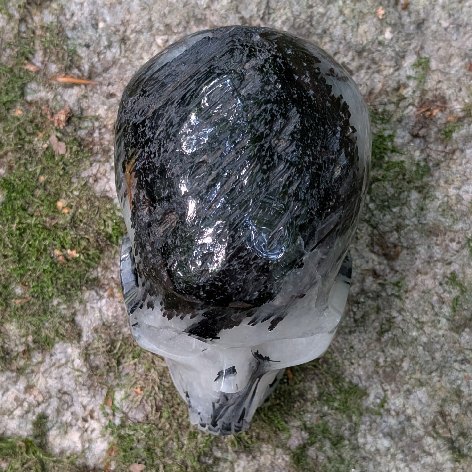 Kristallschädel "Kristallwächter" aus Turmalin-Quarz mit schwarzen Nadel-Einschlüssen.