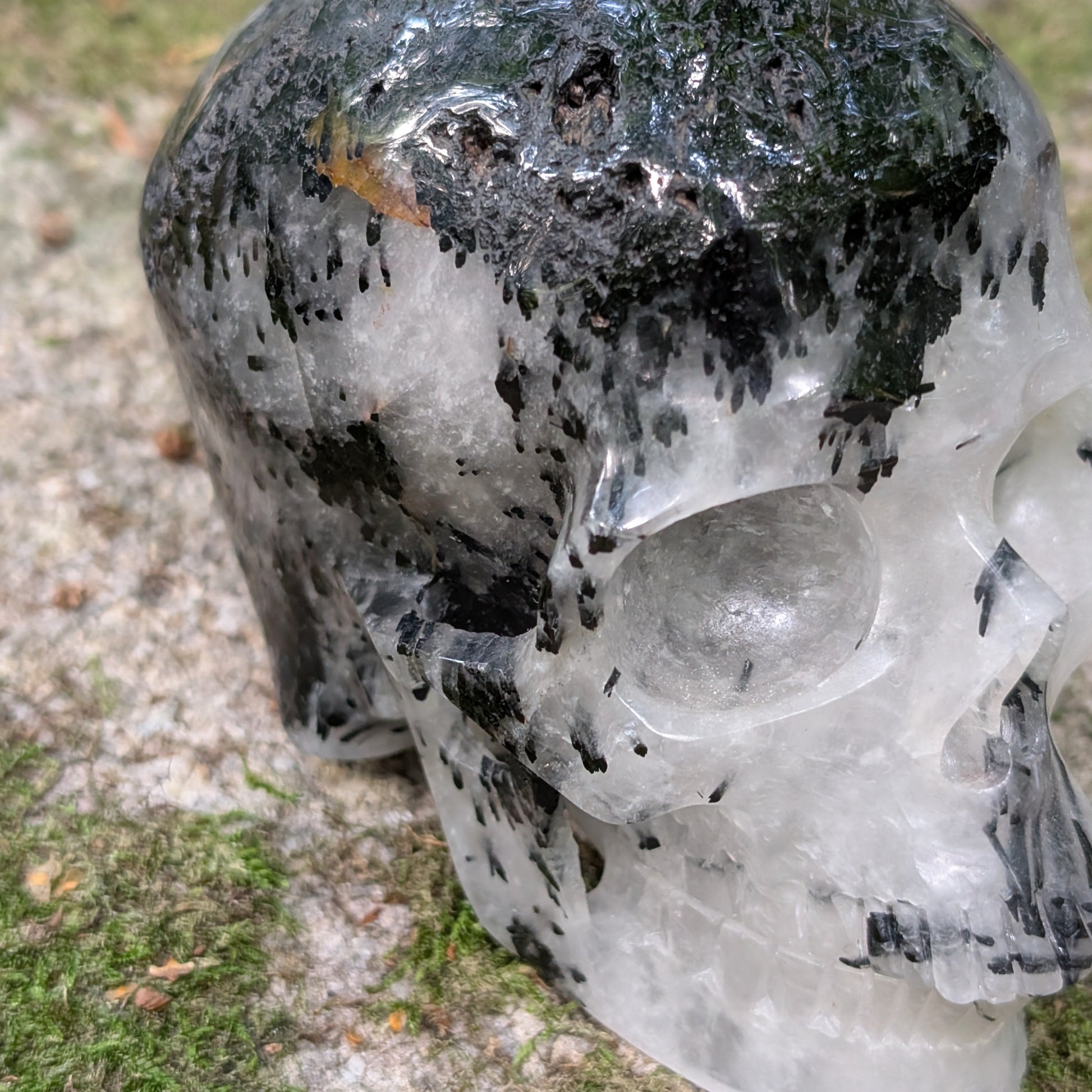 Kristallschädel "Kristallwächter" aus Turmalin-Quarz mit schwarzen Nadel-Einschlüssen.
