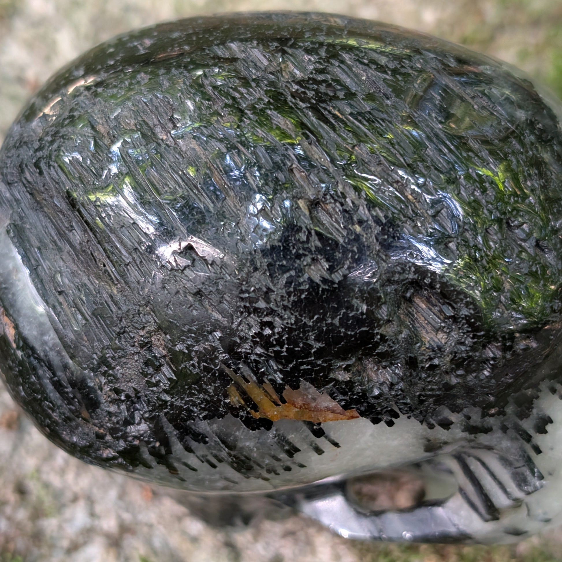 Kristallschädel "Kristallwächter" aus Turmalin-Quarz mit schwarzen Nadel-Einschlüssen.