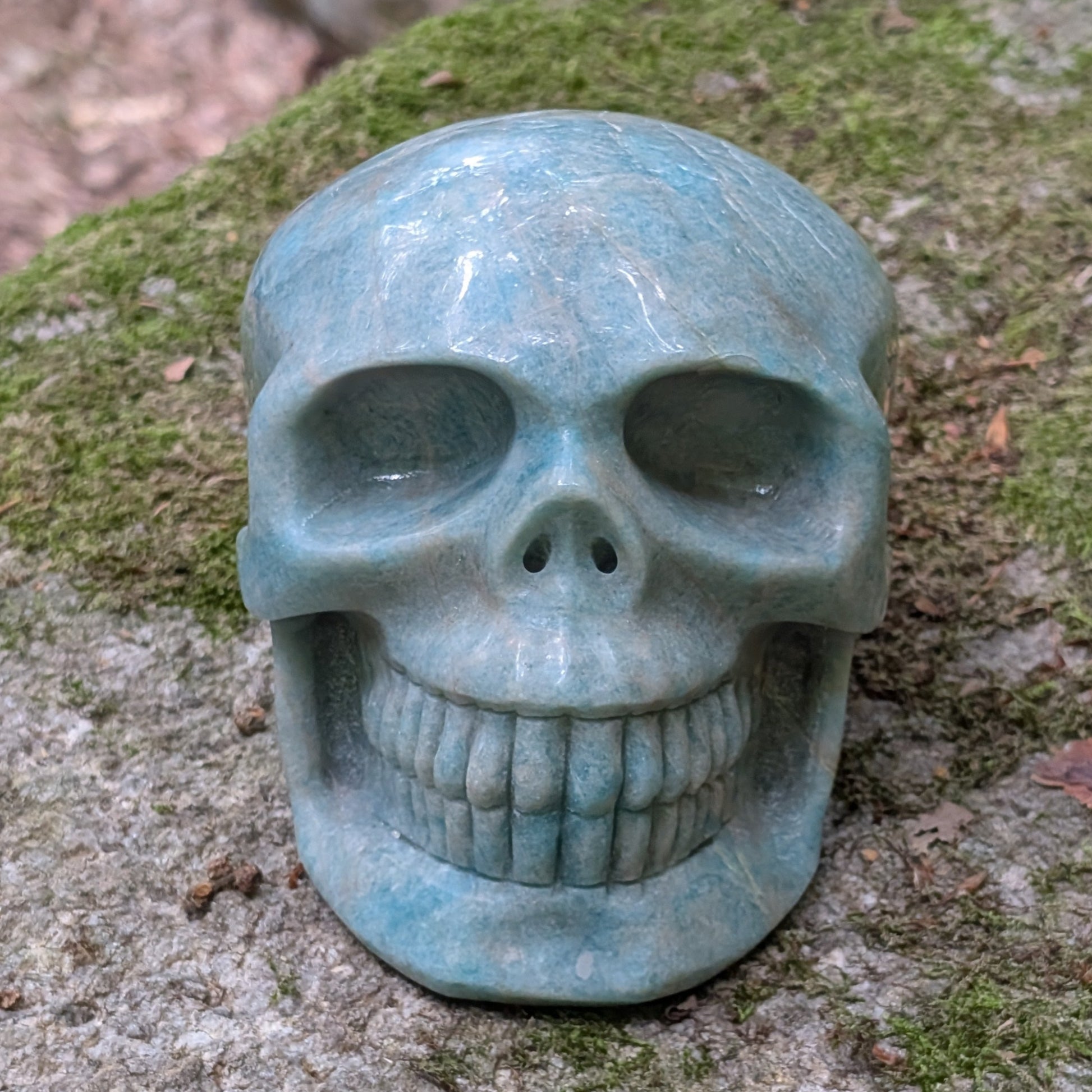 Kristallschädel "Meeresflüstern" aus Amazonit mit blau-grüner Maserung.