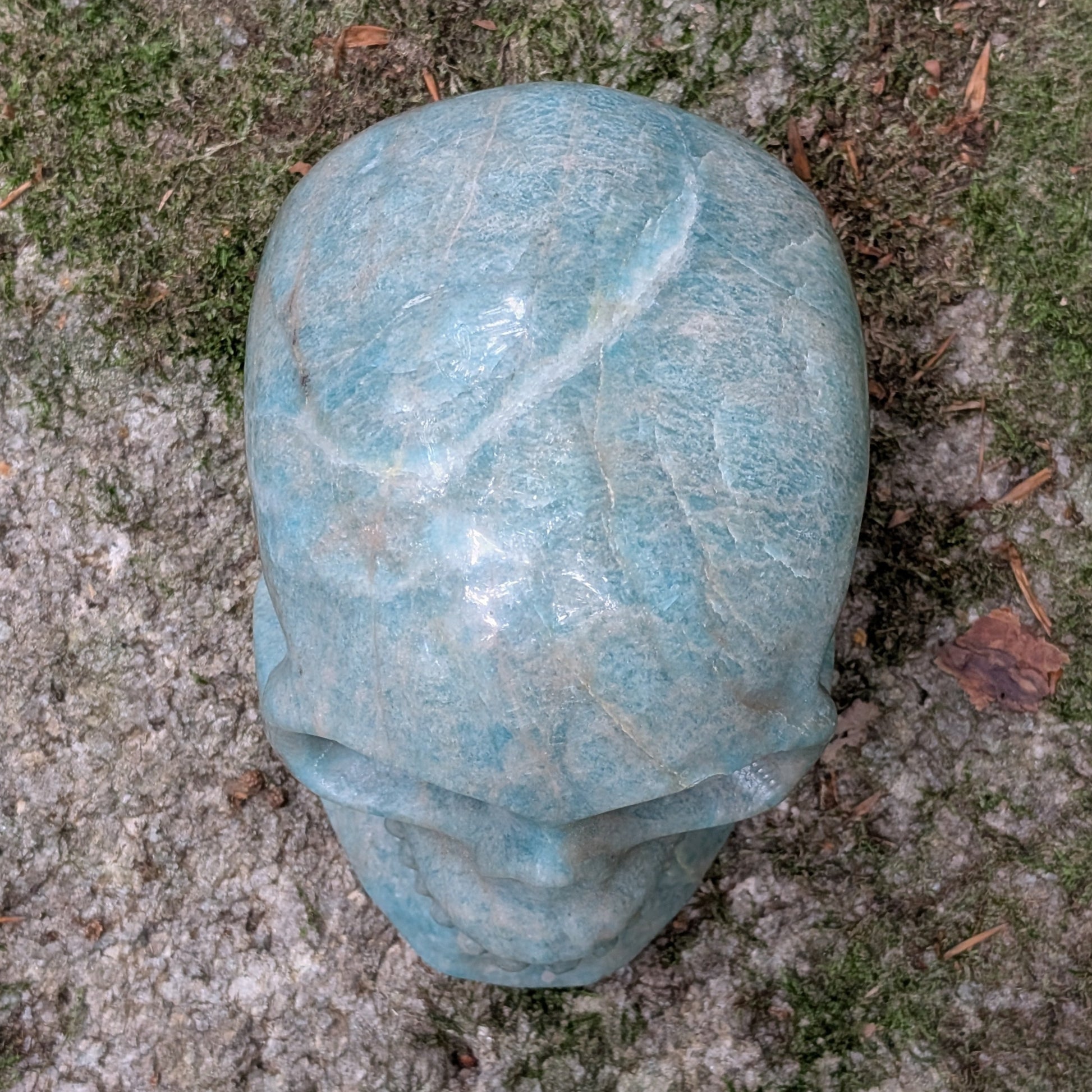 Kristallschädel "Meeresflüstern" aus Amazonit mit blau-grüner Maserung.