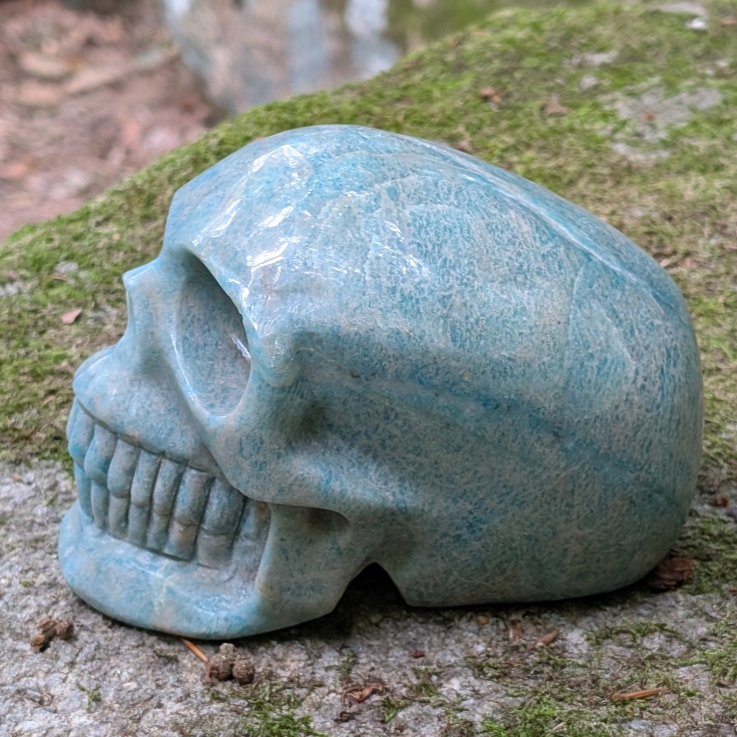Kristallschädel "Meeresflüstern" aus Amazonit mit blau-grüner Maserung.