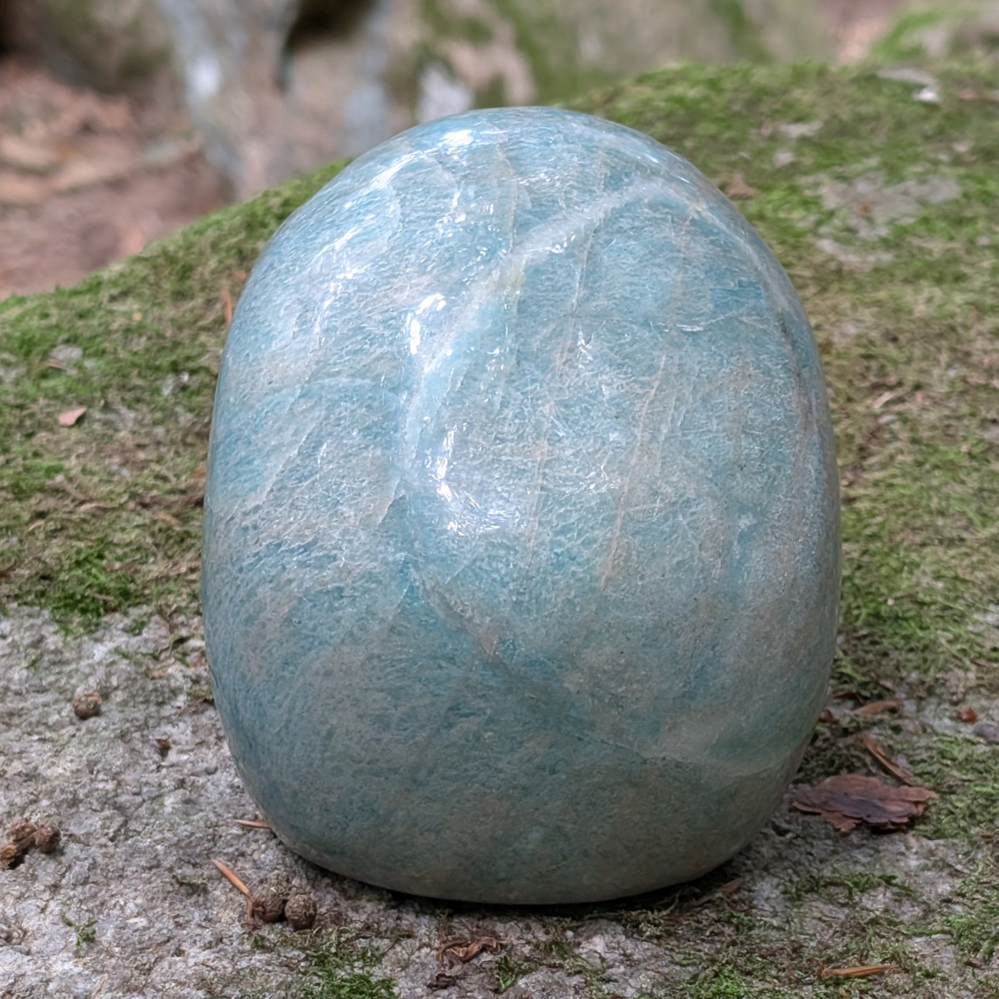 Kristallschädel "Meeresflüstern" aus Amazonit mit blau-grüner Maserung.
