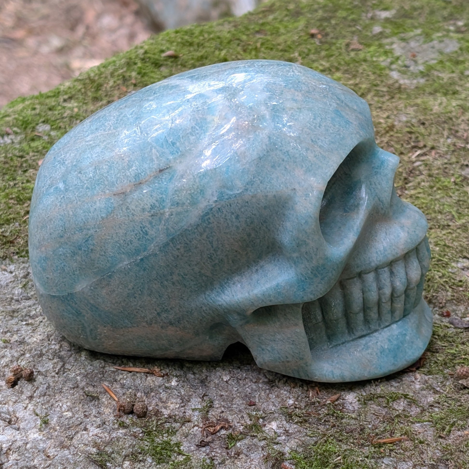 Kristallschädel "Meeresflüstern" aus Amazonit mit blau-grüner Maserung.